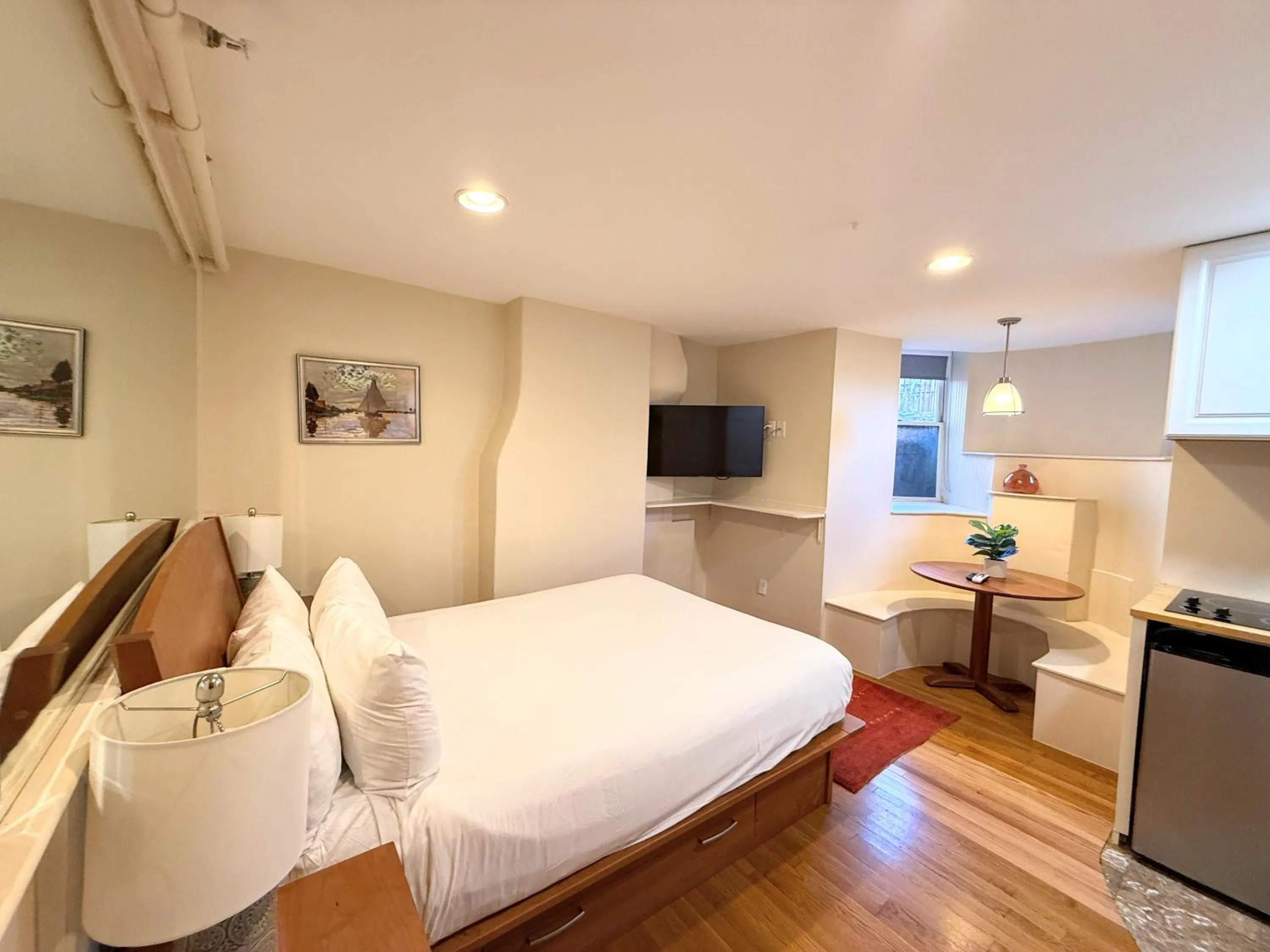 Photo of the whole room, Bed in Copley House