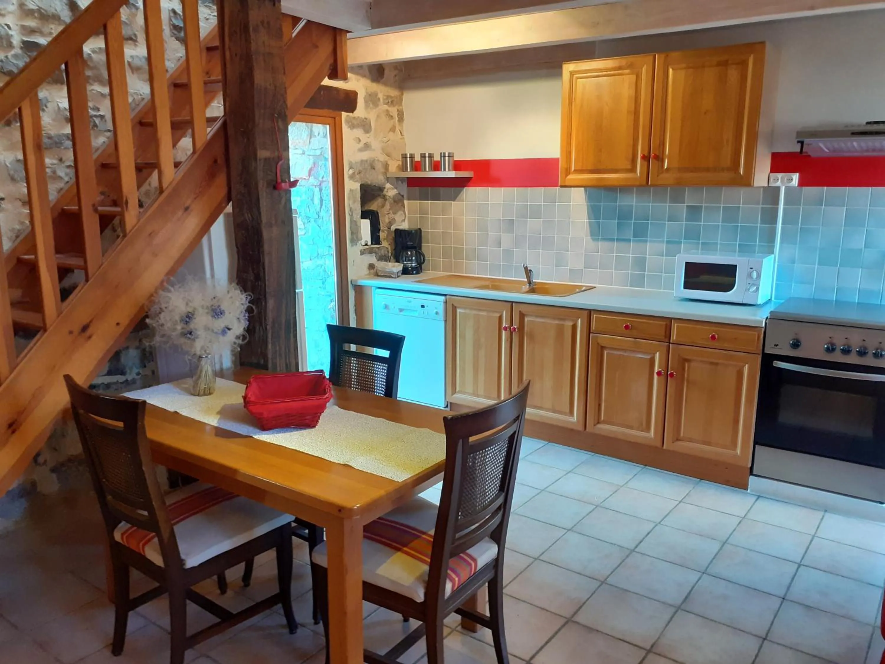 kitchen in Gîte le MAGNAN, 50 m2, charme, nature, terrasse, piscine chauffée, sud Ardèche