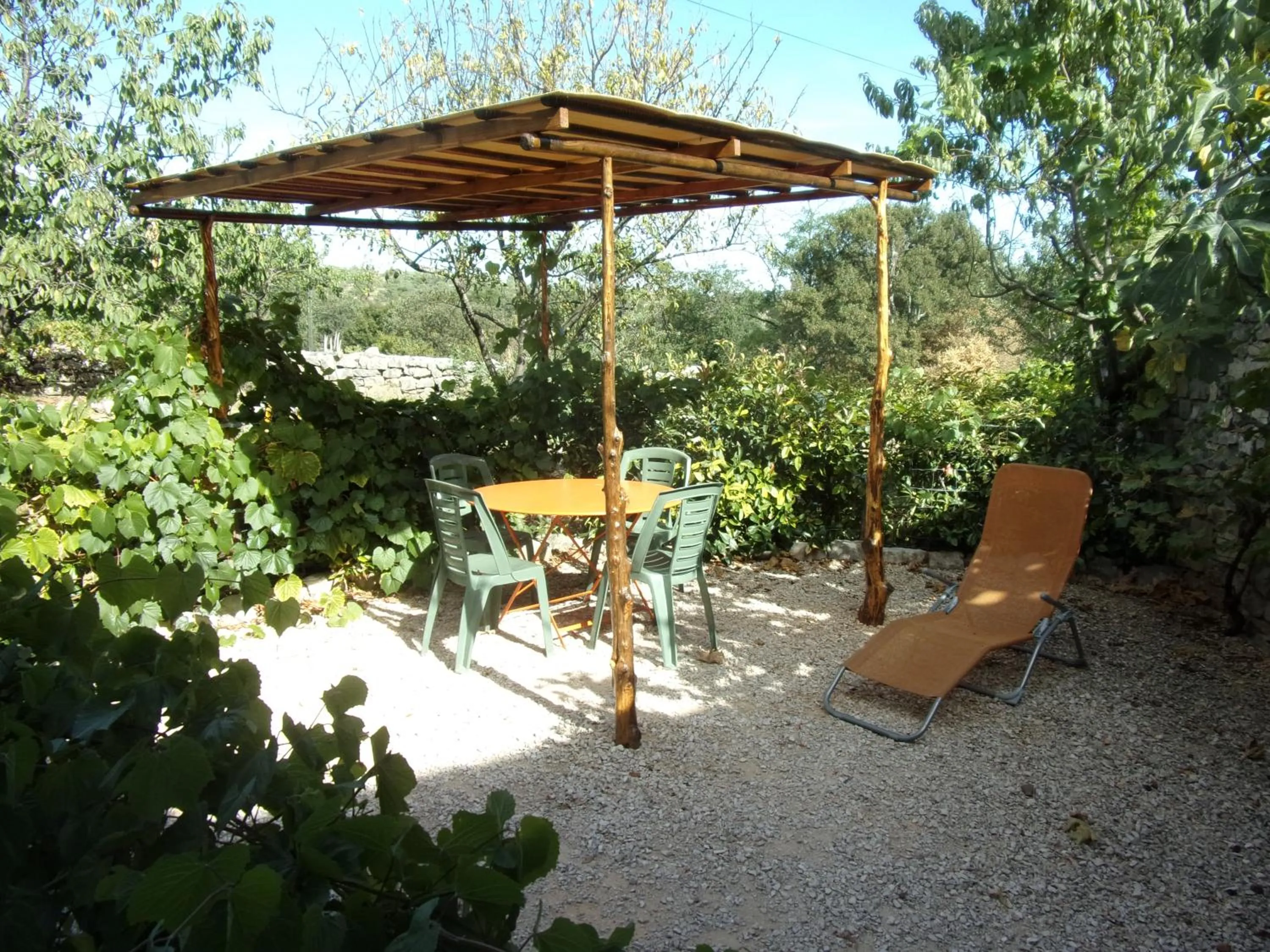 Patio in Gîte le MAGNAN, 50 m2, charme, nature, terrasse, piscine chauffée, sud Ardèche