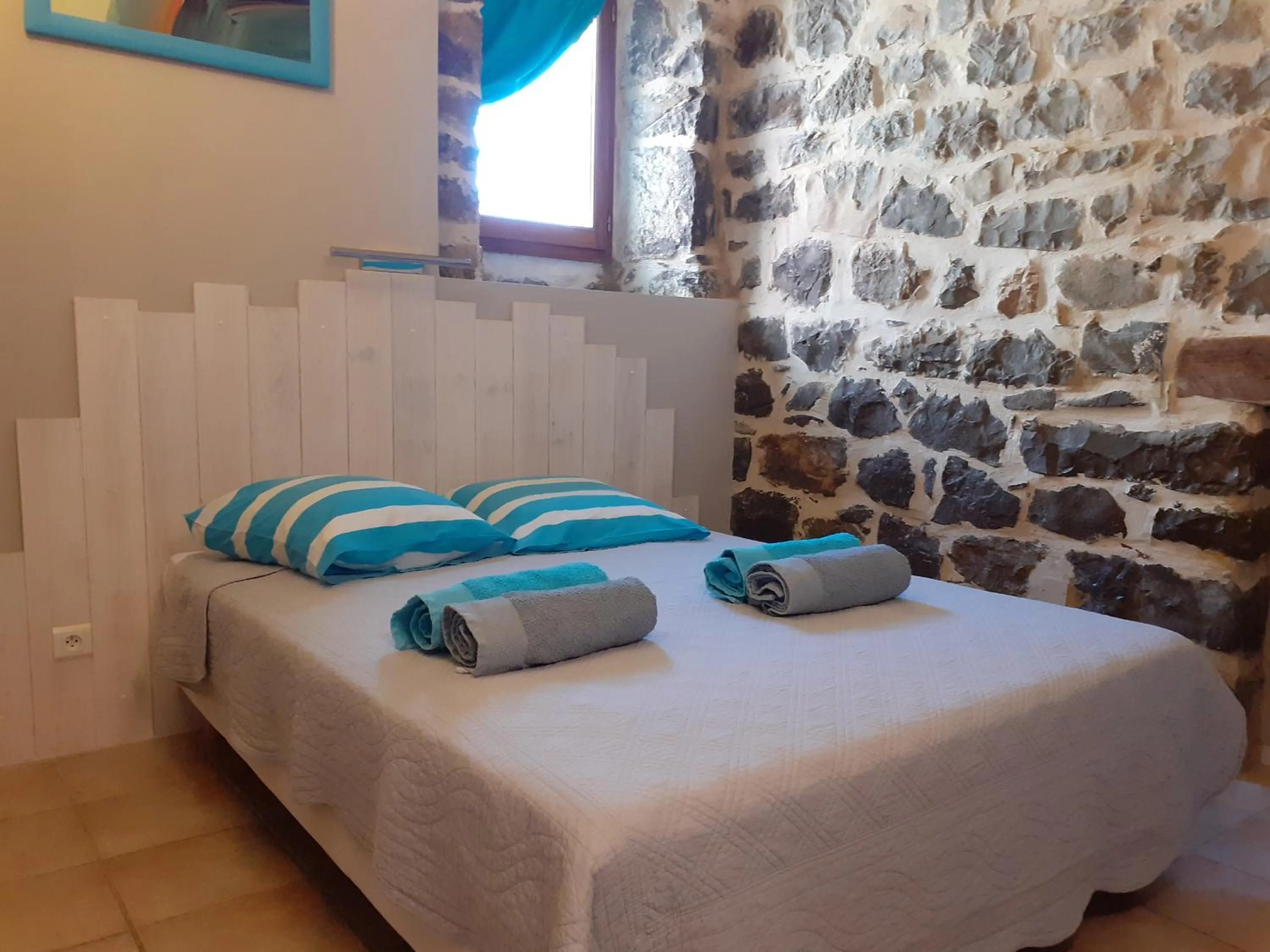 Bedroom, Bed in Gîte le MAGNAN, 50 m2, charme, nature, terrasse, piscine chauffée, sud Ardèche