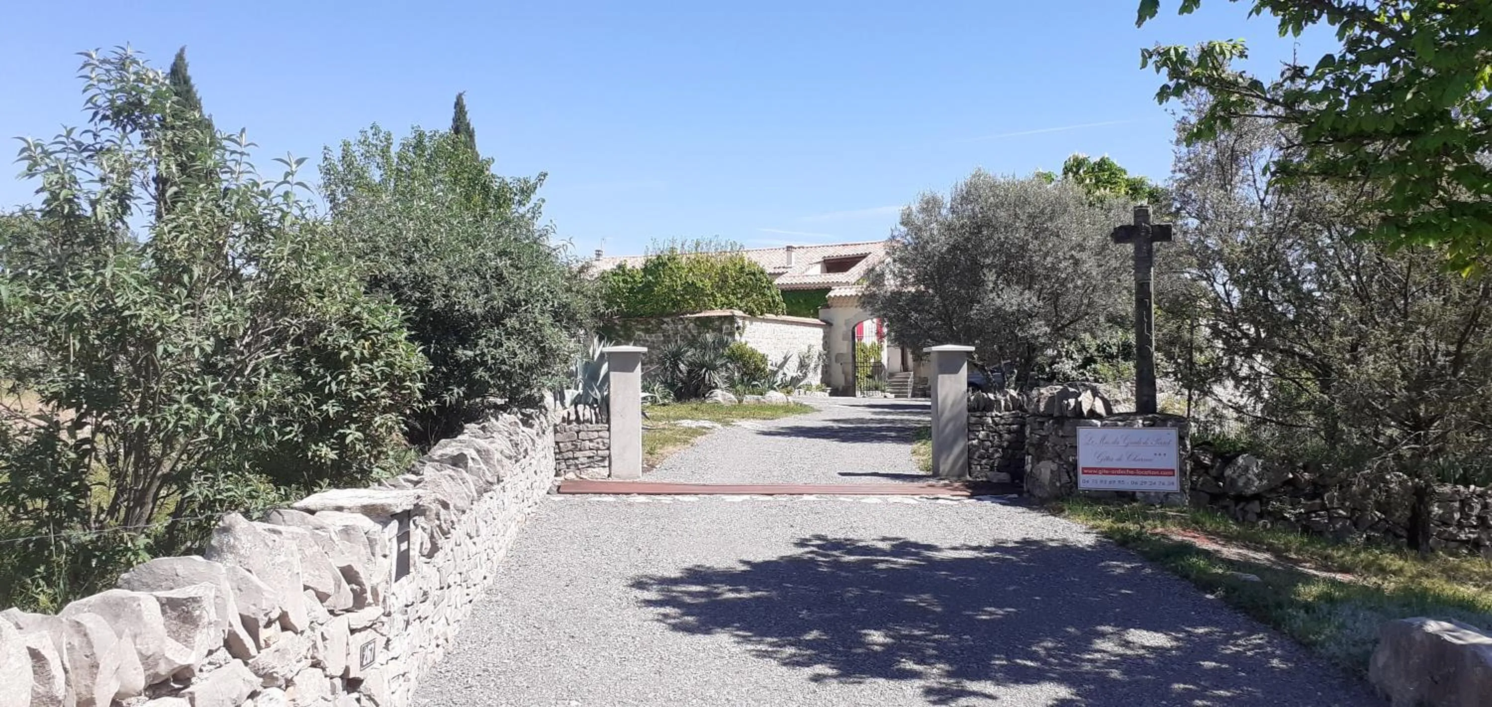 Facade/entrance in Gîte le MAGNAN, 50 m2, charme, nature, terrasse, piscine chauffée, sud Ardèche