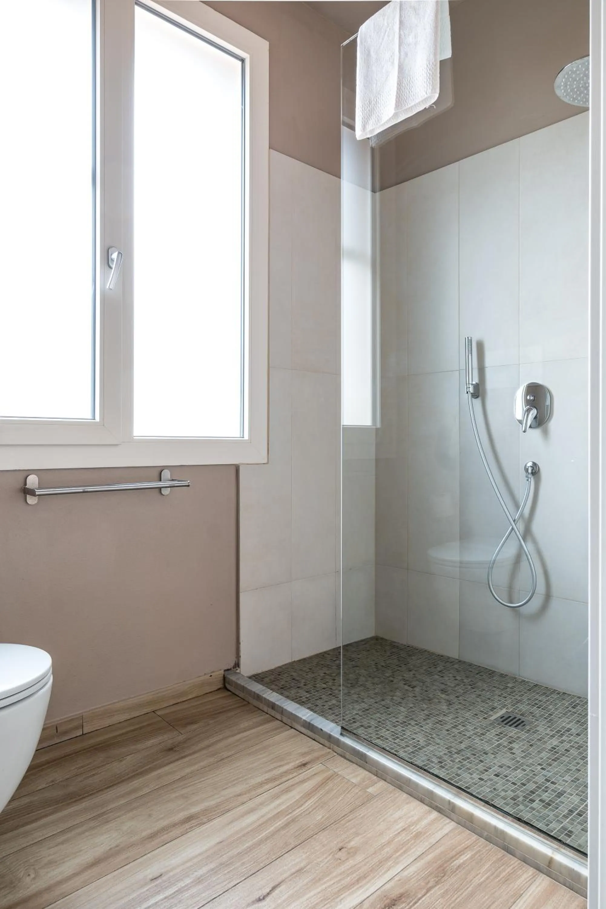 Shower in GOGO` Petit Hotel