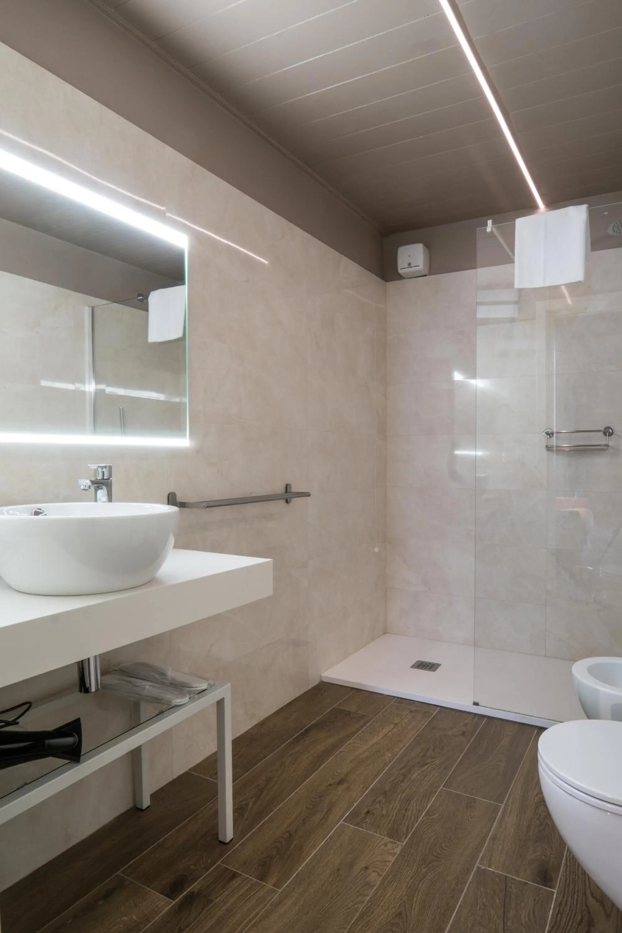 Shower in GOGO` Petit Hotel