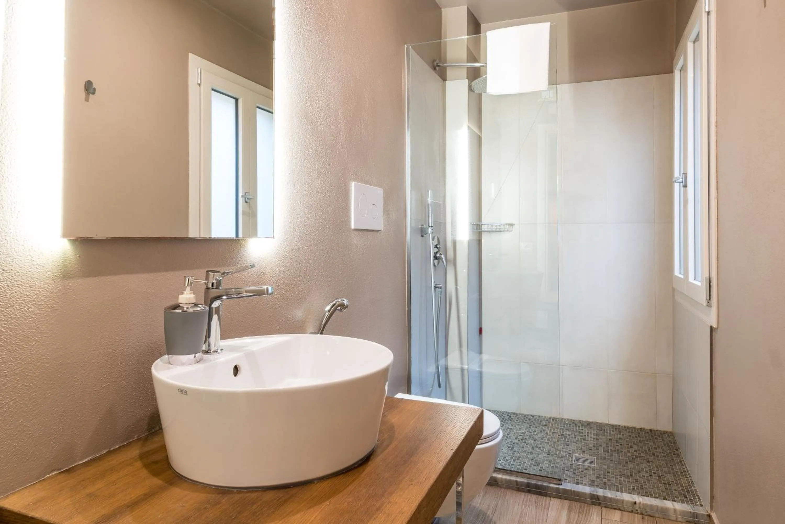 Shower in GOGO` Petit Hotel