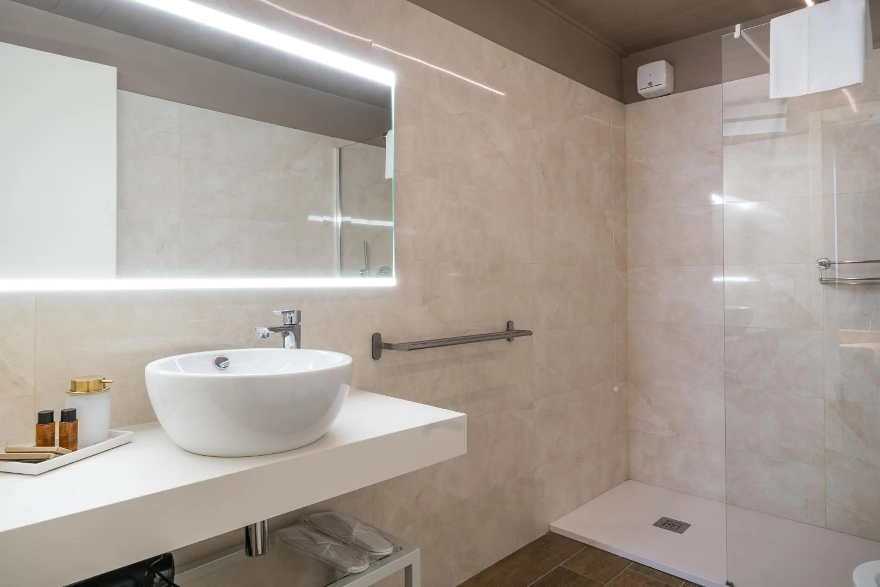 Shower in GOGO` Petit Hotel