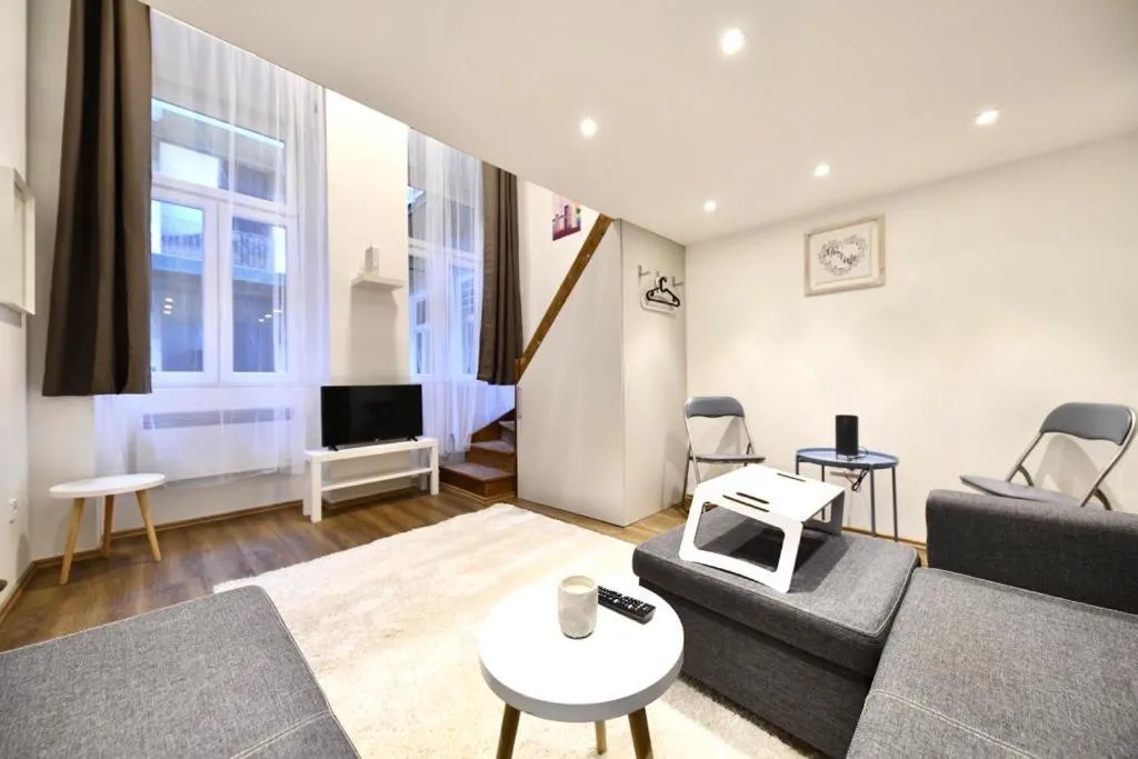 Cute gallery apartment close to the Basilica, Queen