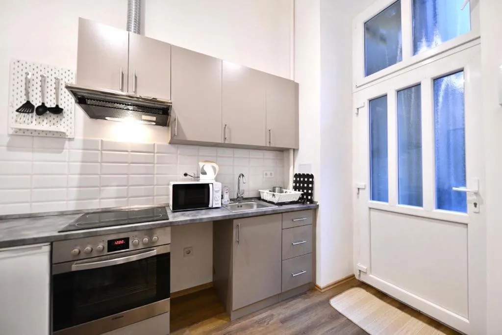 Cute gallery apartment close to the Basilica, Queen
