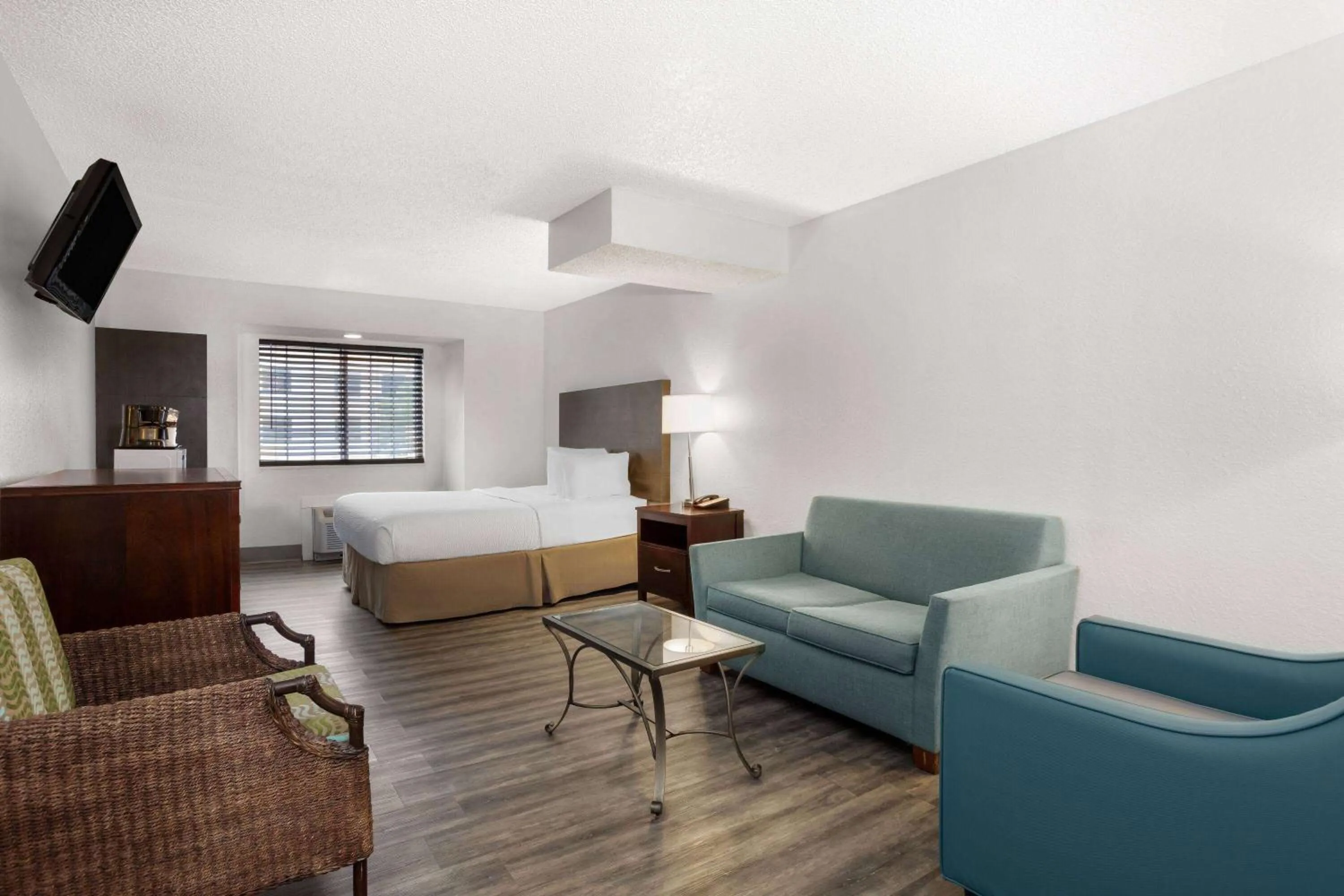 Photo of the whole room, Bed in Baymont by Wyndham Orlando-International Dr-Universal Blvd