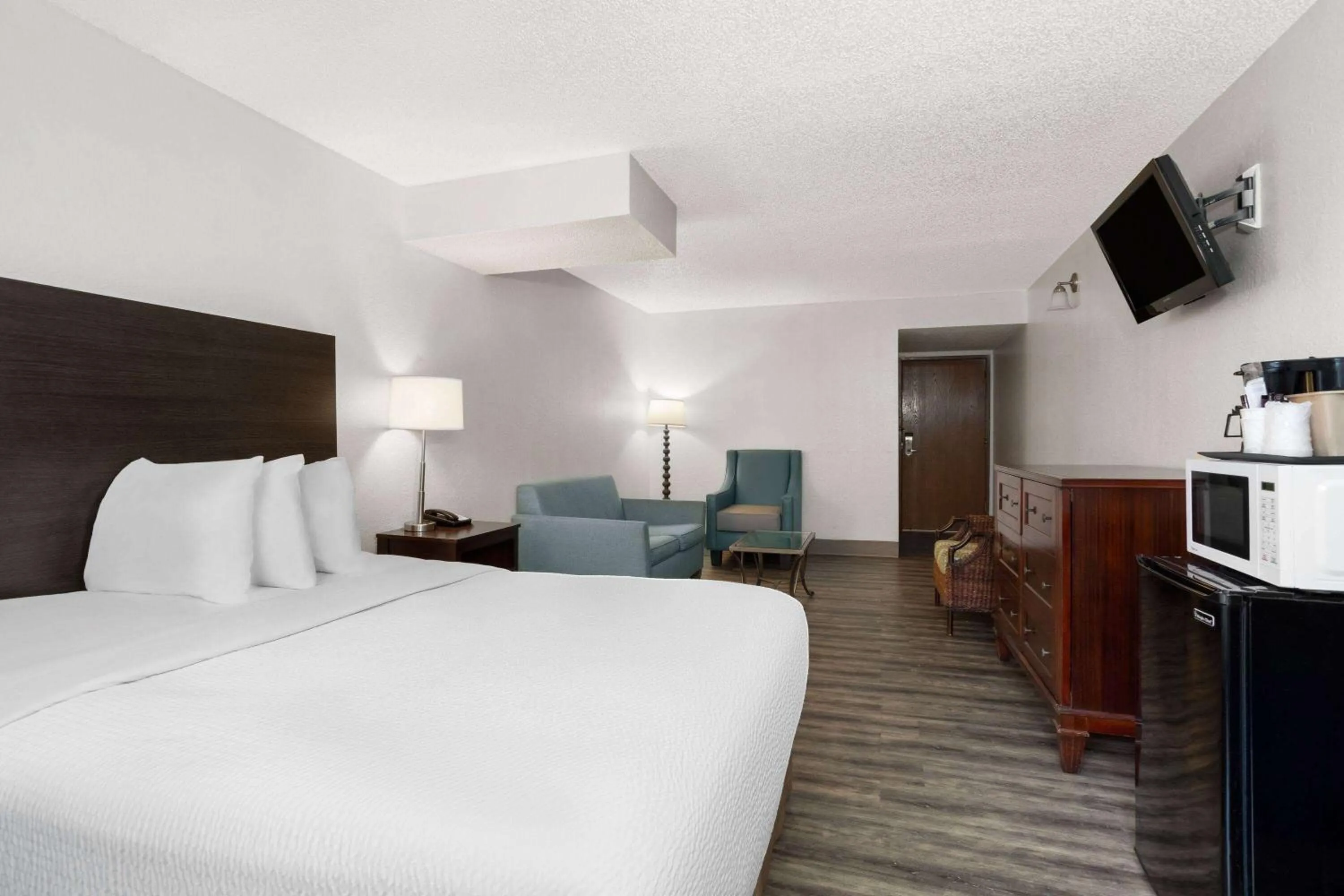 Photo of the whole room, Bed in Baymont by Wyndham Orlando-International Dr-Universal Blvd