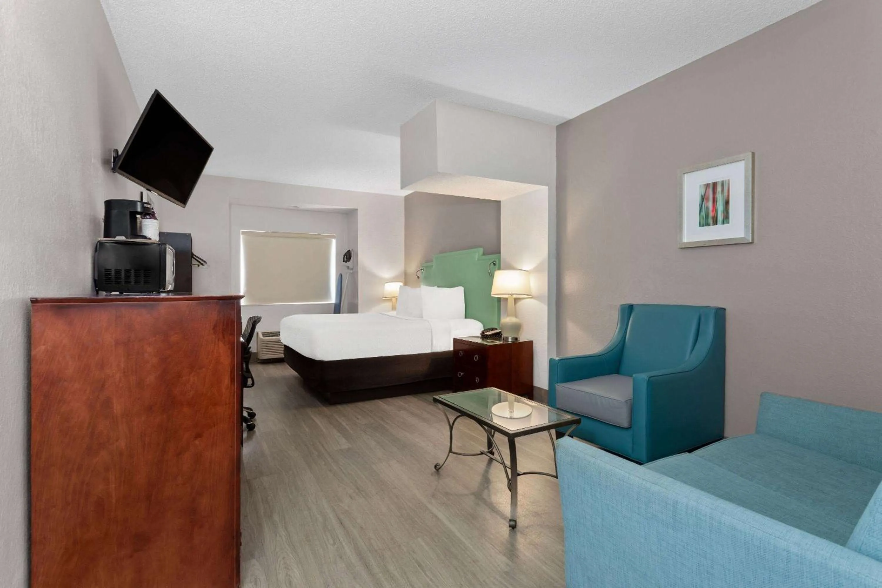 Photo of the whole room, Bed in Baymont by Wyndham Orlando-International Dr-Universal Blvd