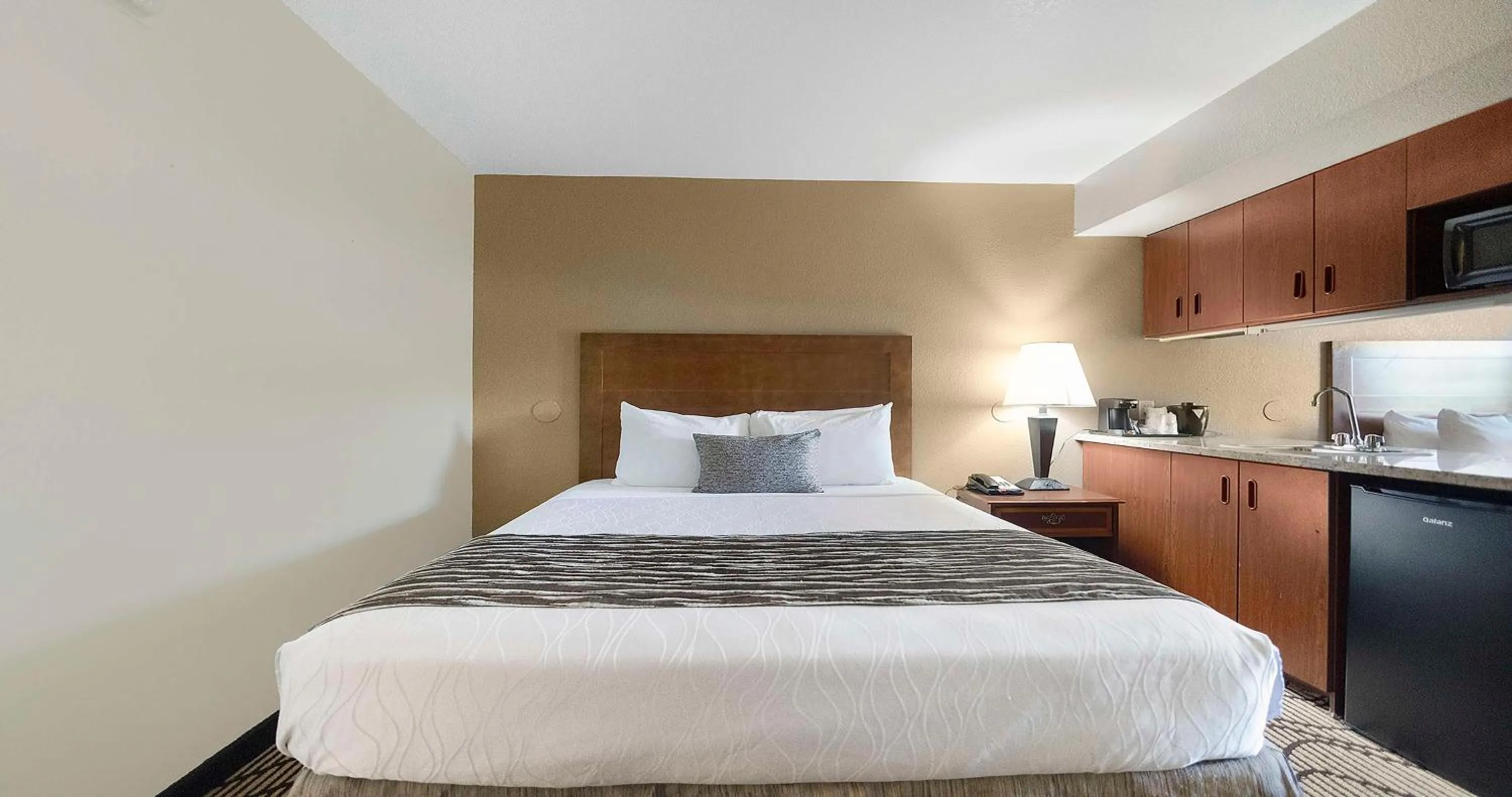 Photo of the whole room, Bed in SureStay Plus Hotel by Best Western Rocklin