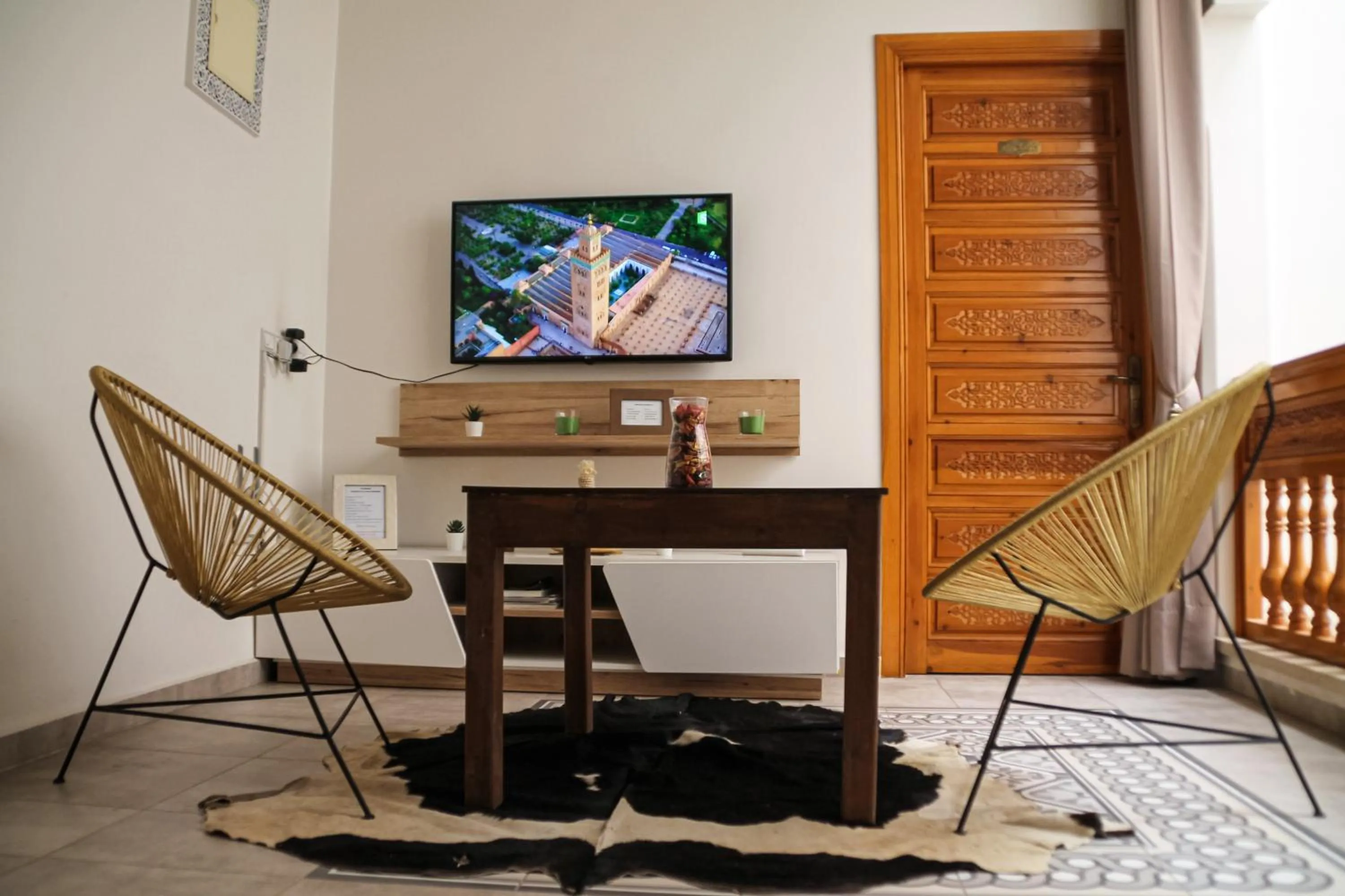 Communal lounge/ TV room in RIAD Miel & Une Nuit