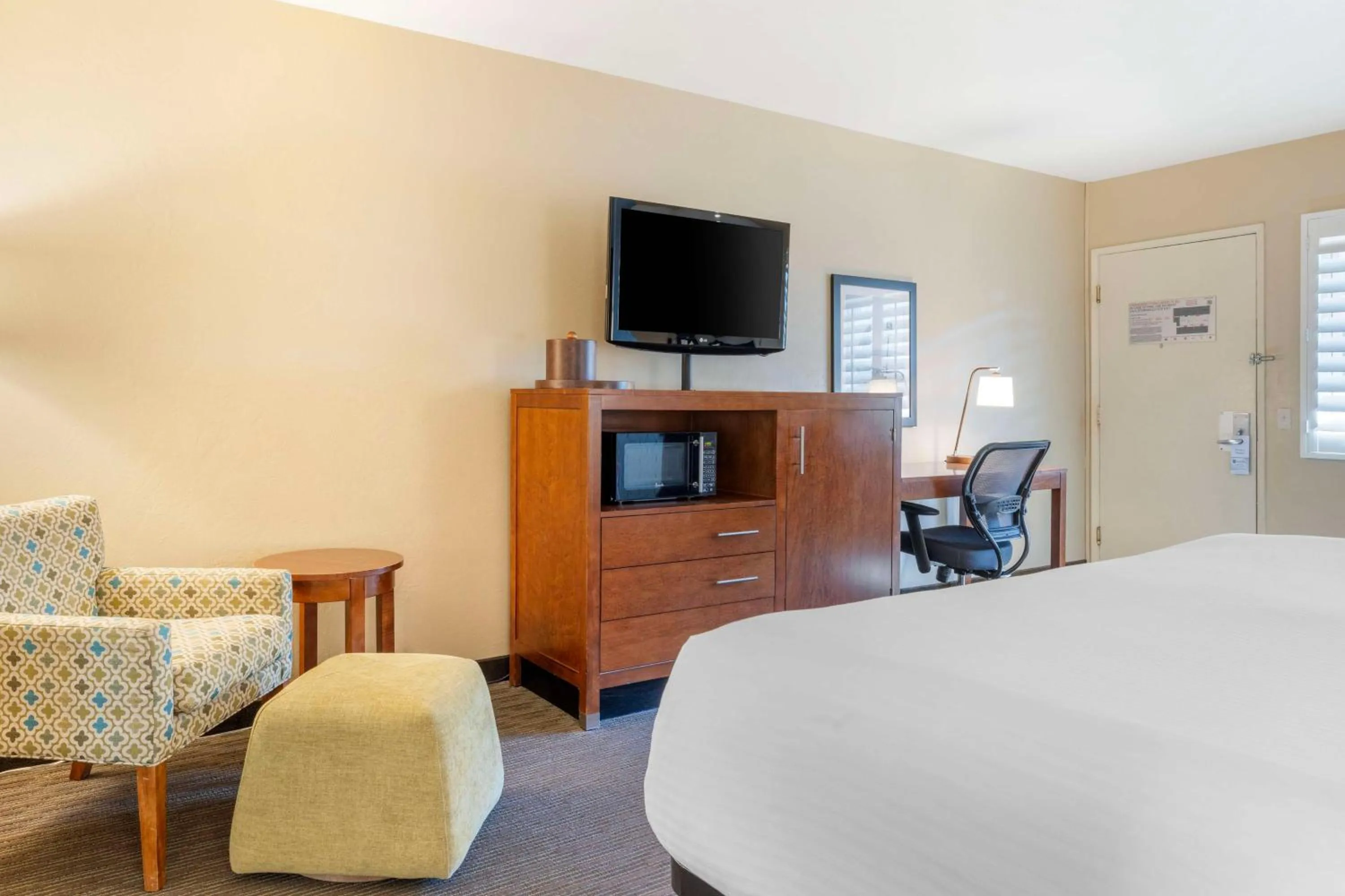 Bedroom, Bed in Best Western Plus Beach View Lodge Carlsbad