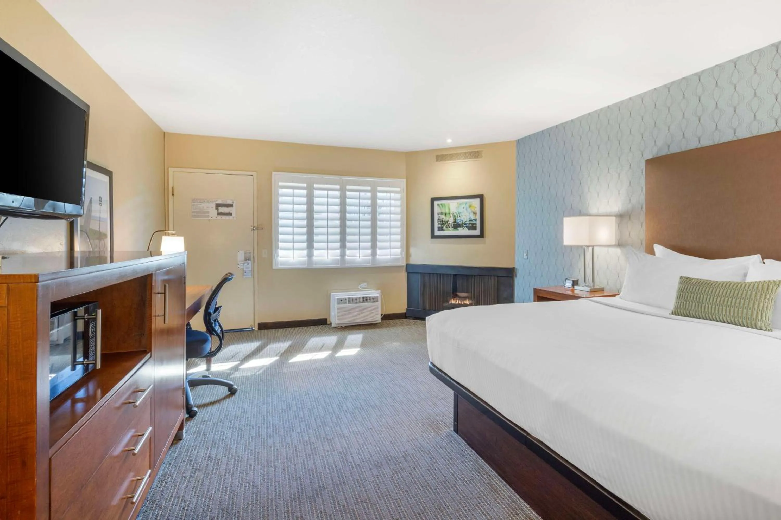 Bedroom, Bed in Best Western Plus Beach View Lodge Carlsbad