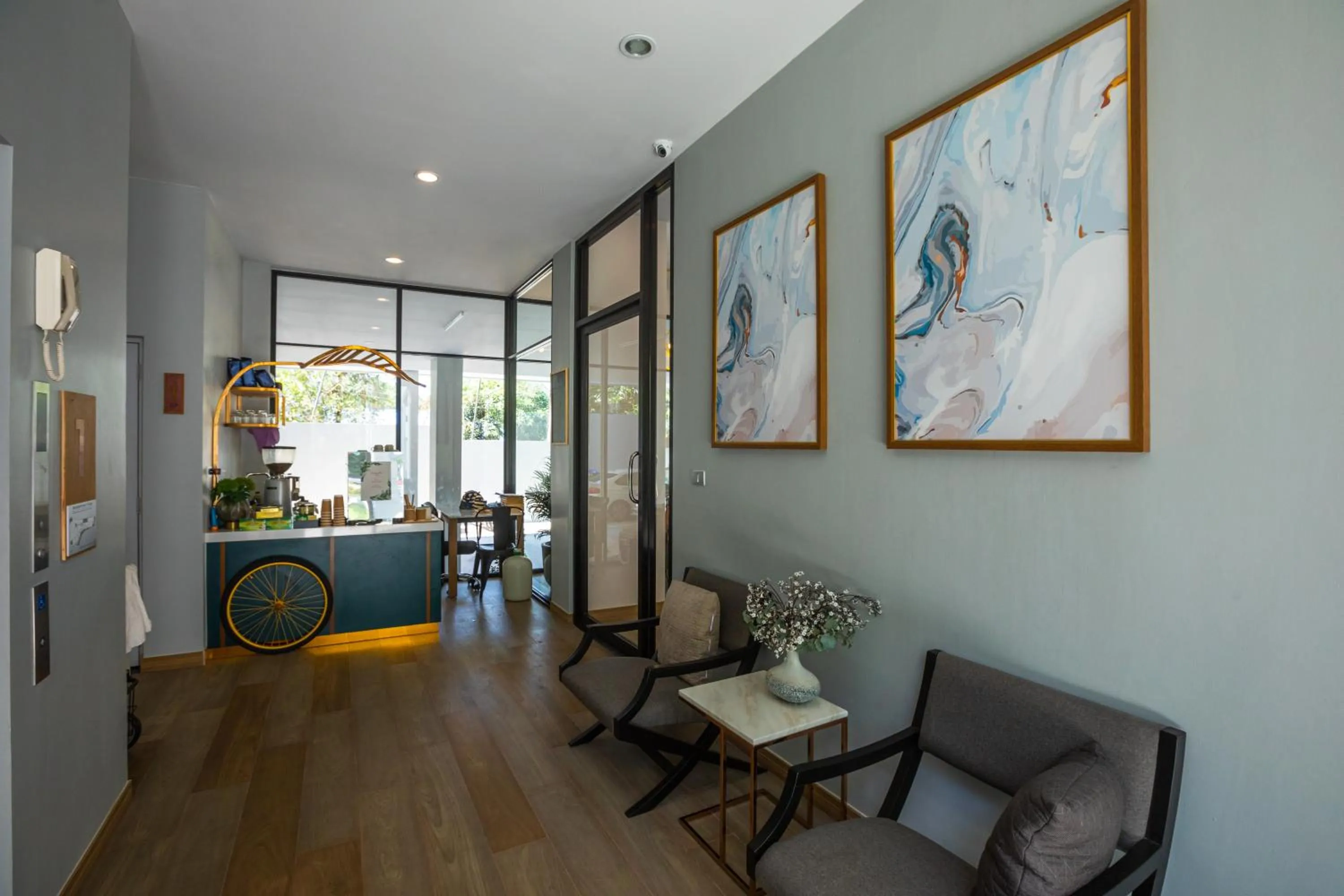 Decorative detail in Palmetto Condominium