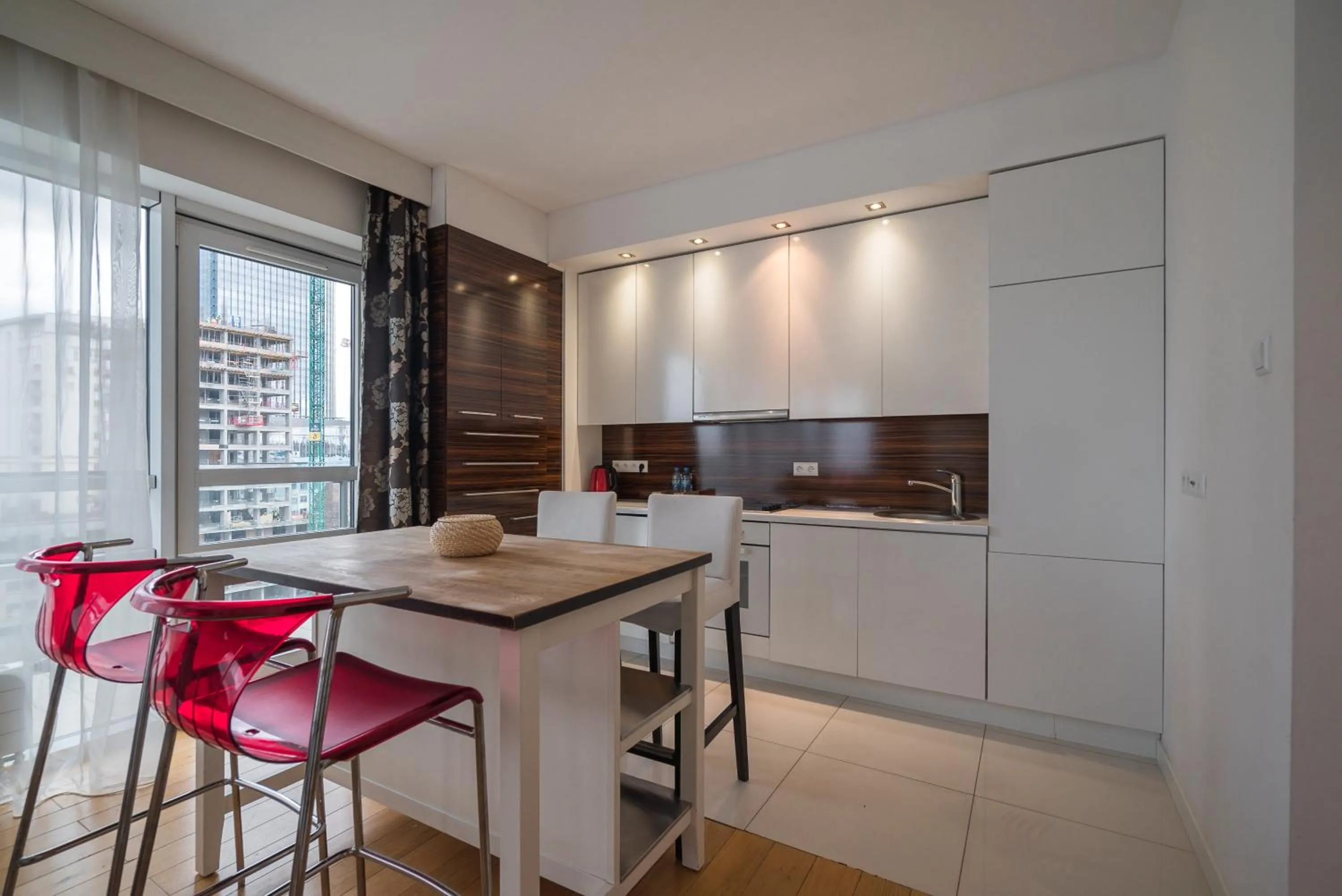 Kitchen or kitchenette in Platinum Towers Hotel Apartments