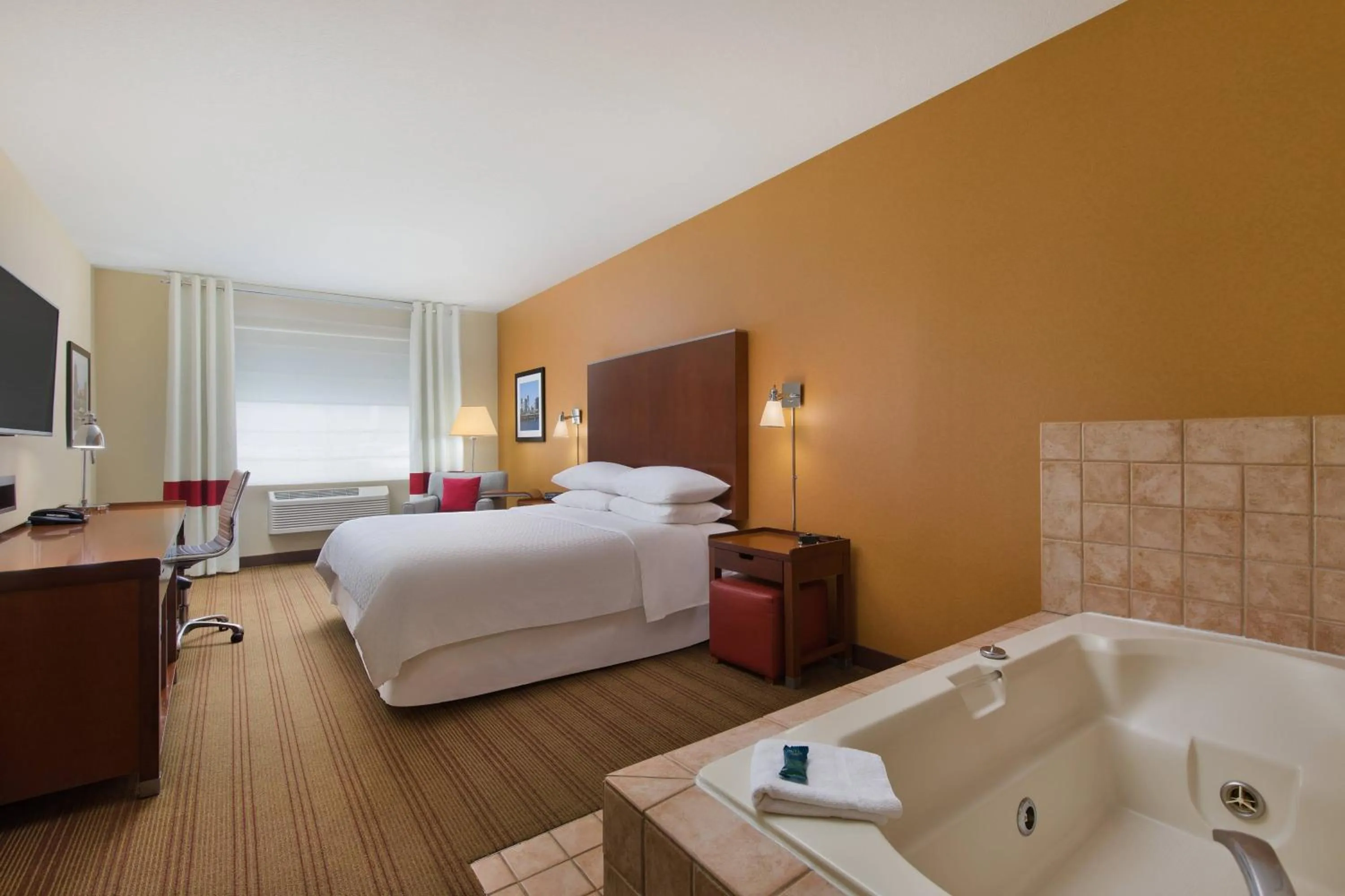 Photo of the whole room, Bed in Four Points by Sheraton Portland East