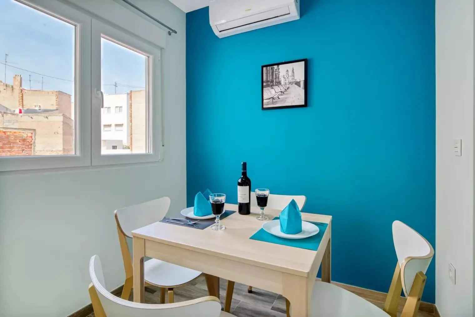 Dining area in Umihouse apartamentos centro Alicante