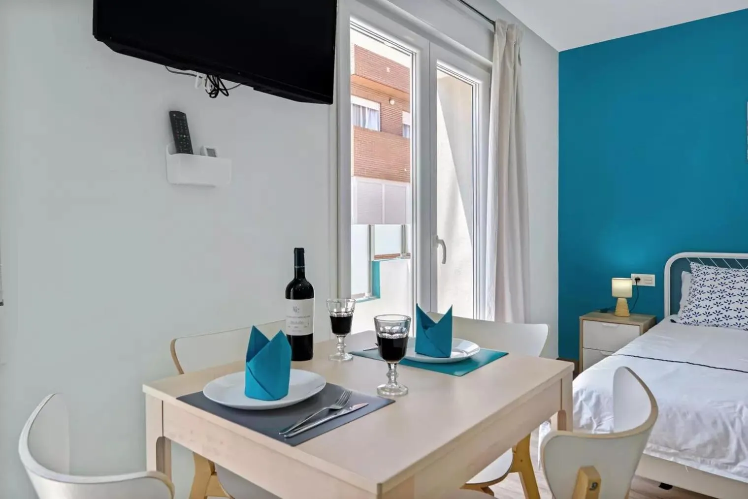 Dining area, Bed in Umihouse apartamentos centro Alicante