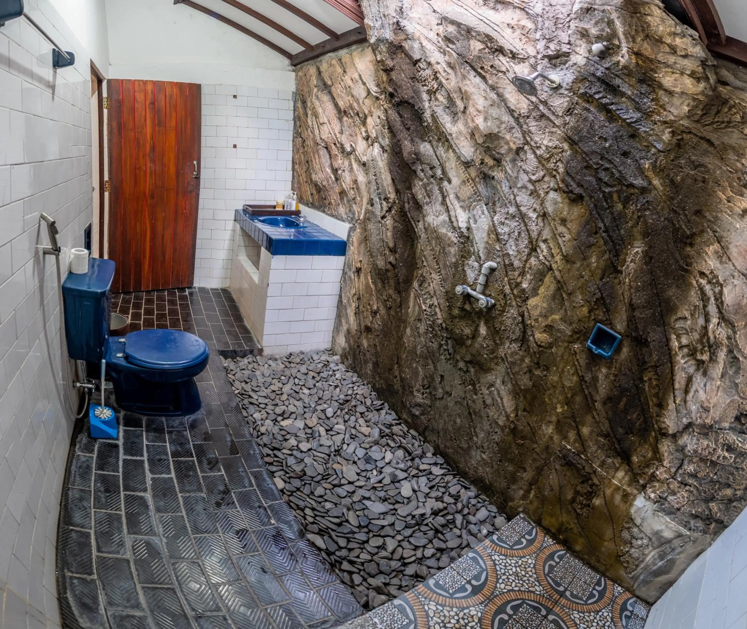 Shower in Binaria Museum Hotel