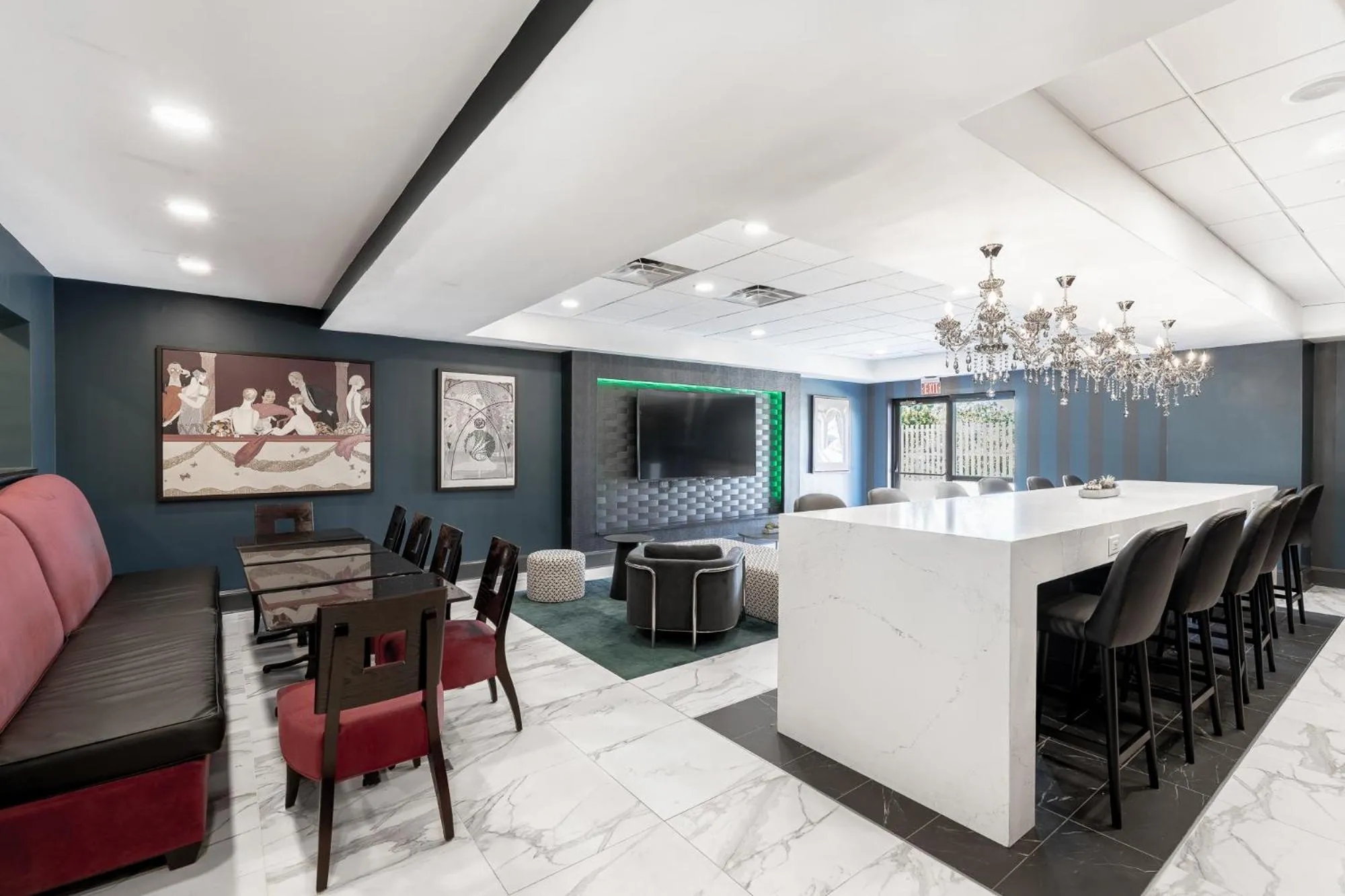 Communal lounge/ TV room in Hotel Alice