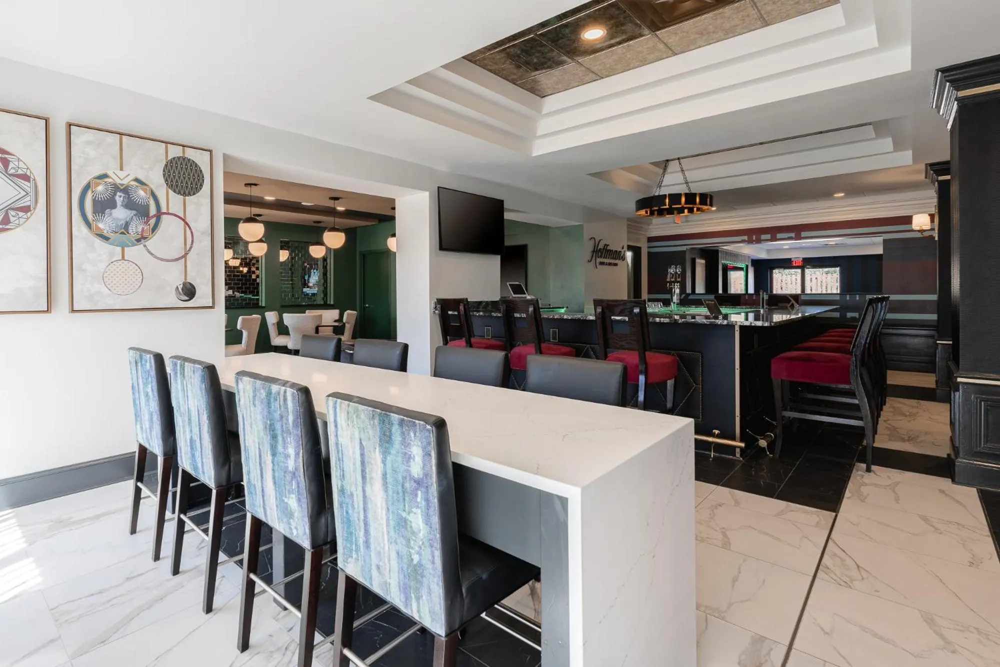 Restaurant/places to eat in Hotel Alice