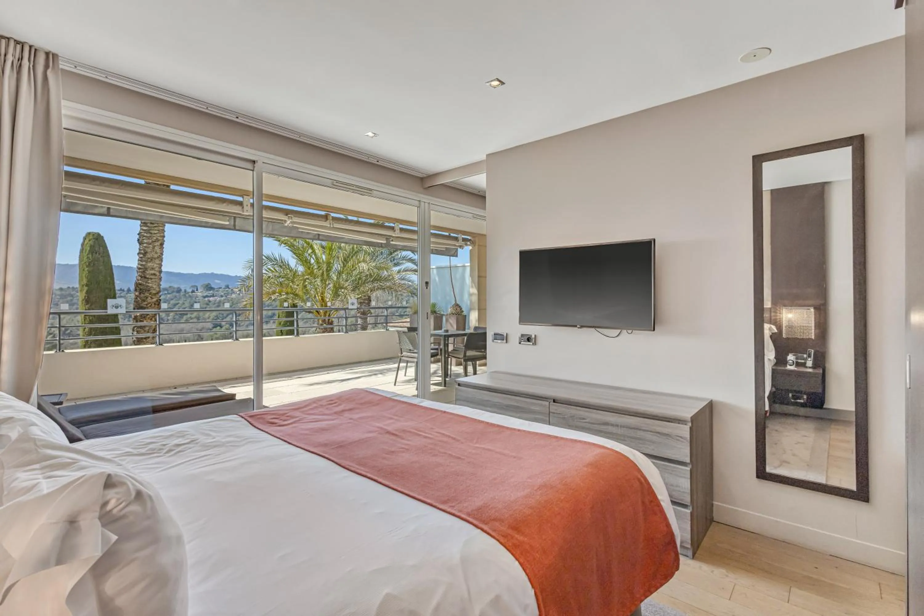 Bed in Royal Mougins Golf, Hotel & Spa de Luxe