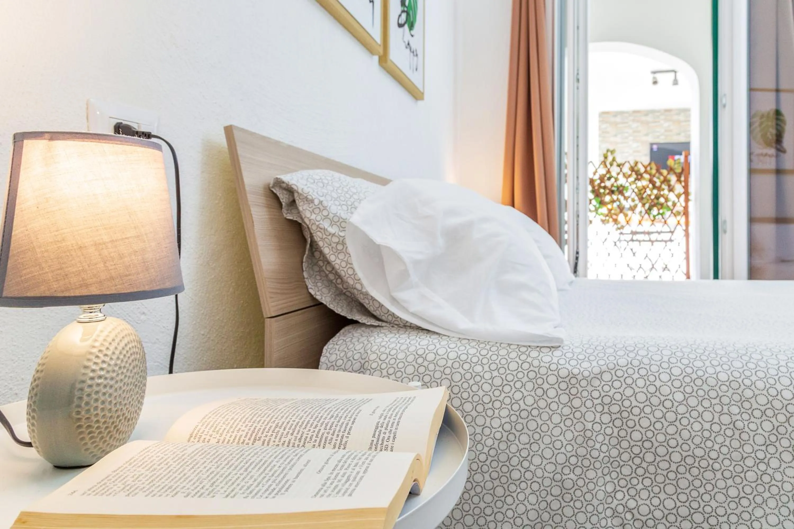 Seating area, Bed in Acquazzurra Affittacamere