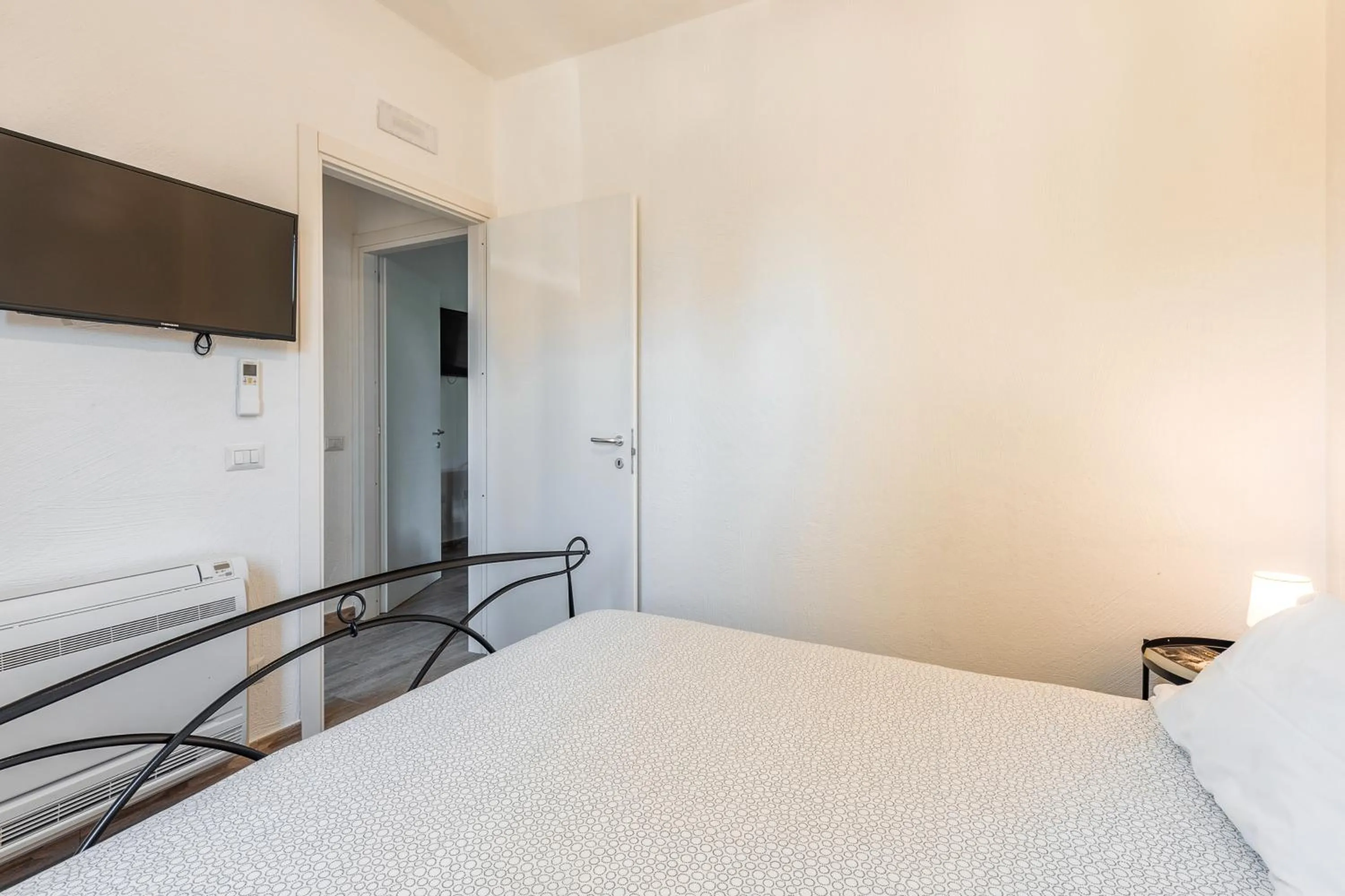 Communal lounge/ TV room, Bed in Acquazzurra Affittacamere