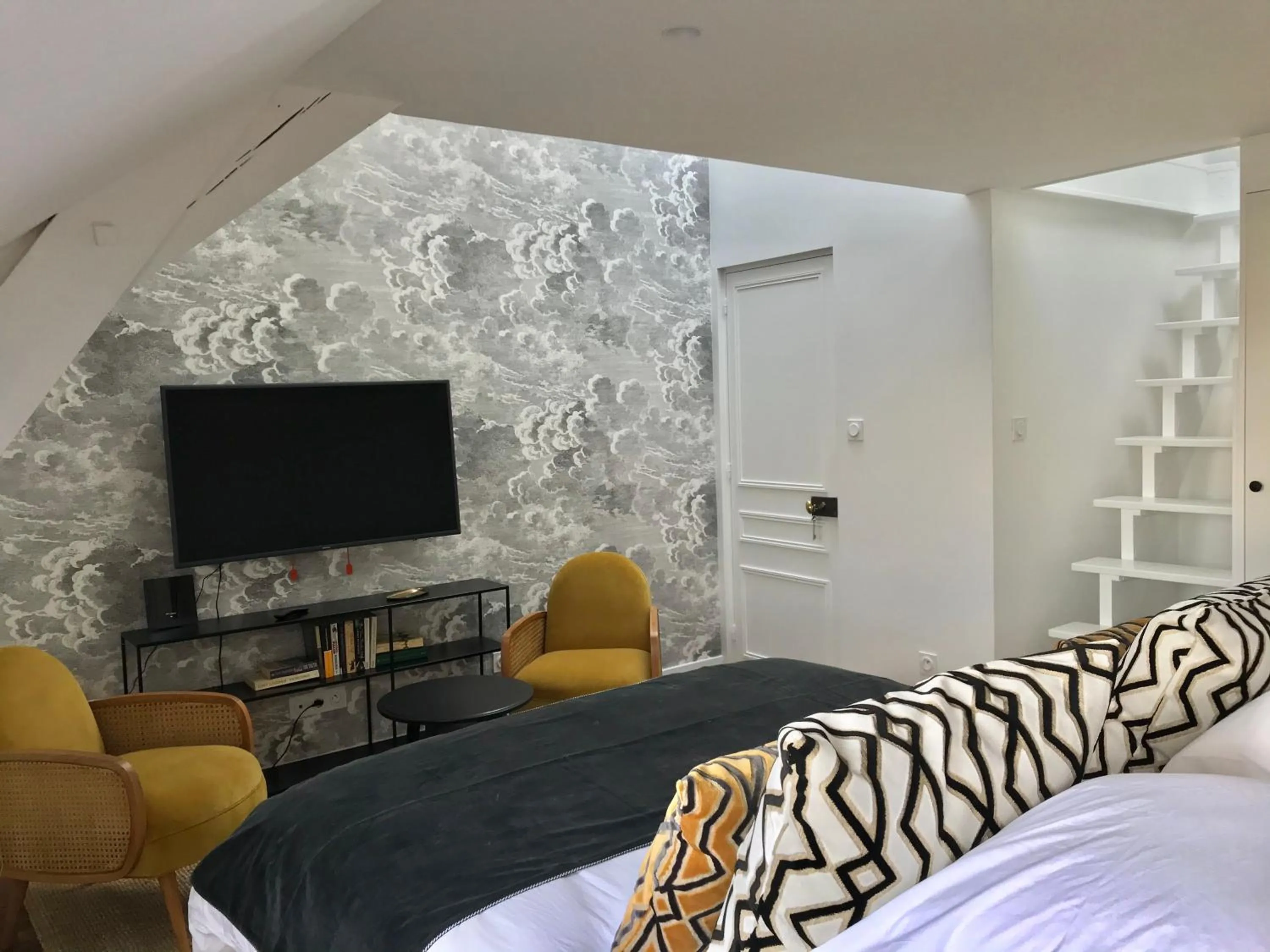 TV and multimedia, Bed in VILLA DU CEDRE Honfleur