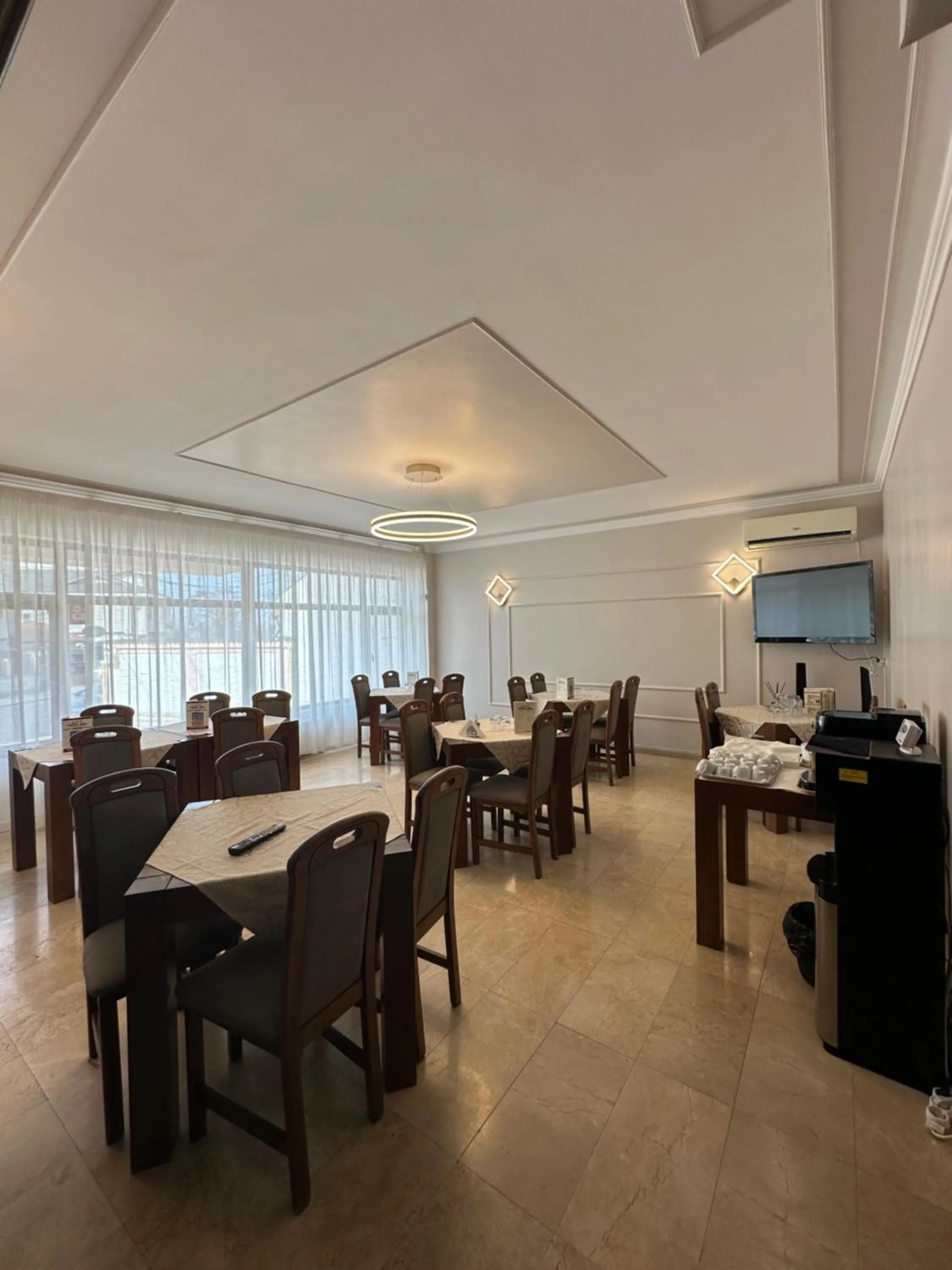 Restaurant/places to eat in Hotel Ana