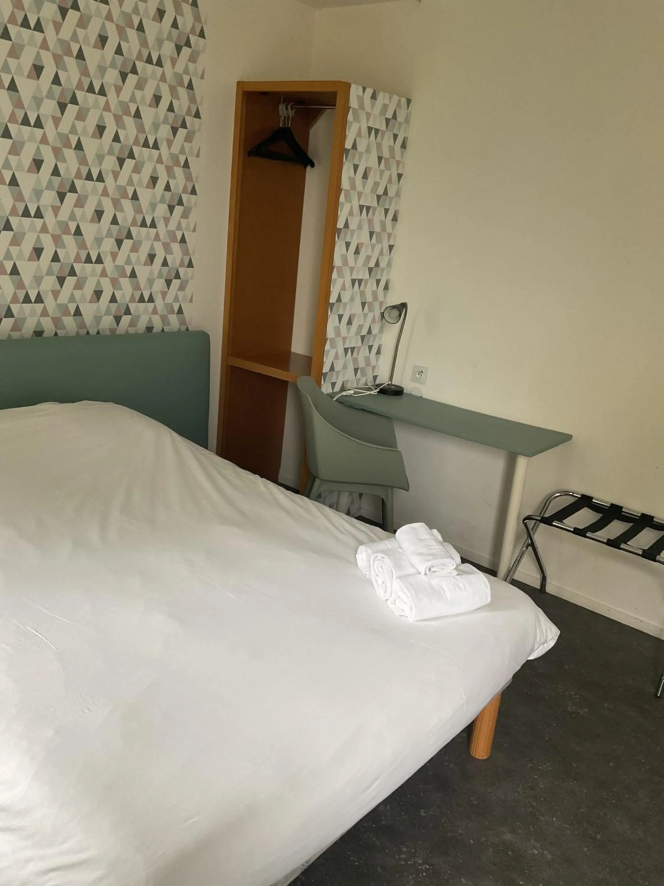 View (from property/room), Bed in Fasthotel Chateauroux