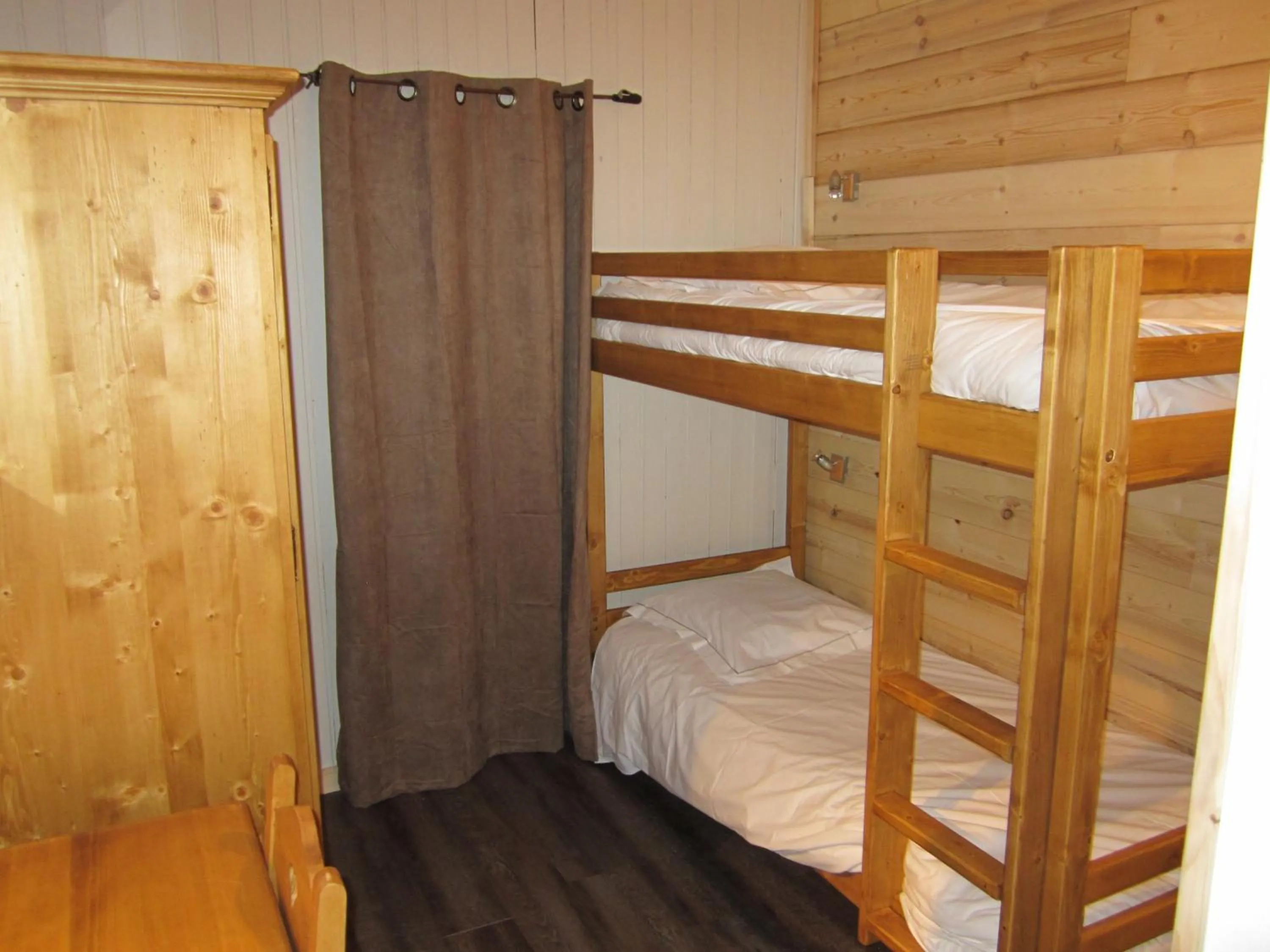 bunk bed in Hôtel Chalet Le Caribou