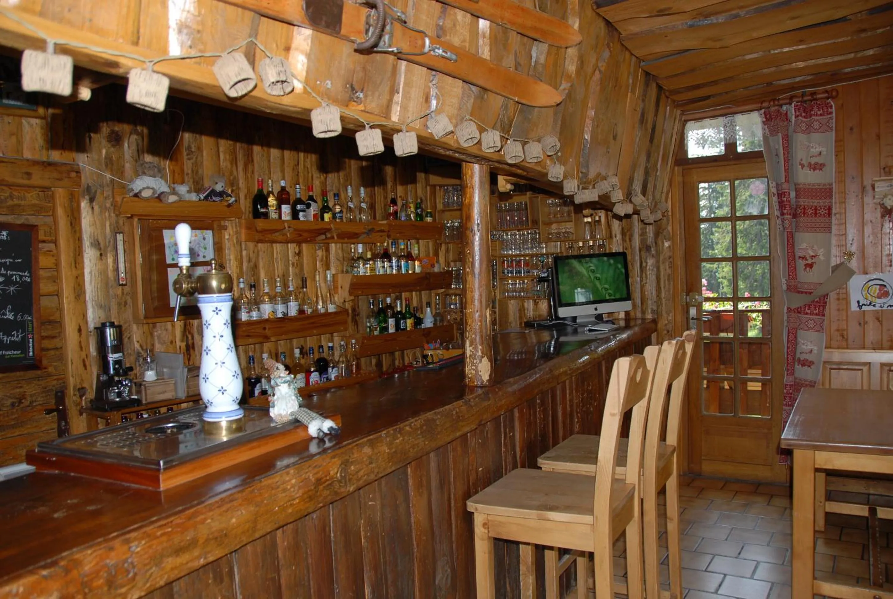 Lounge or bar in Hôtel Chalet Le Caribou