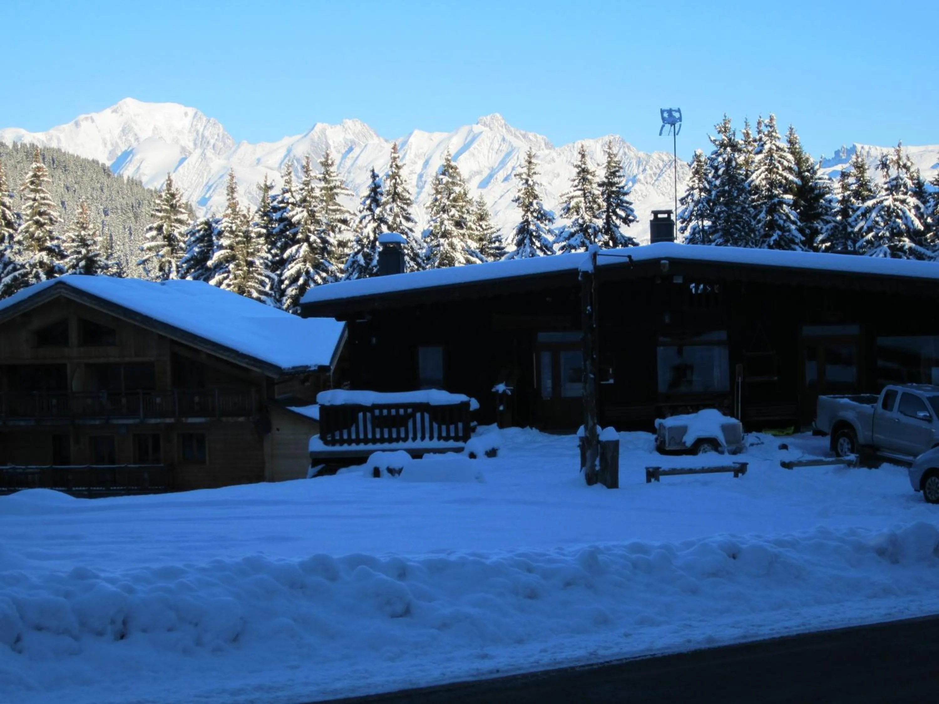 Property building in Hôtel Chalet Le Caribou