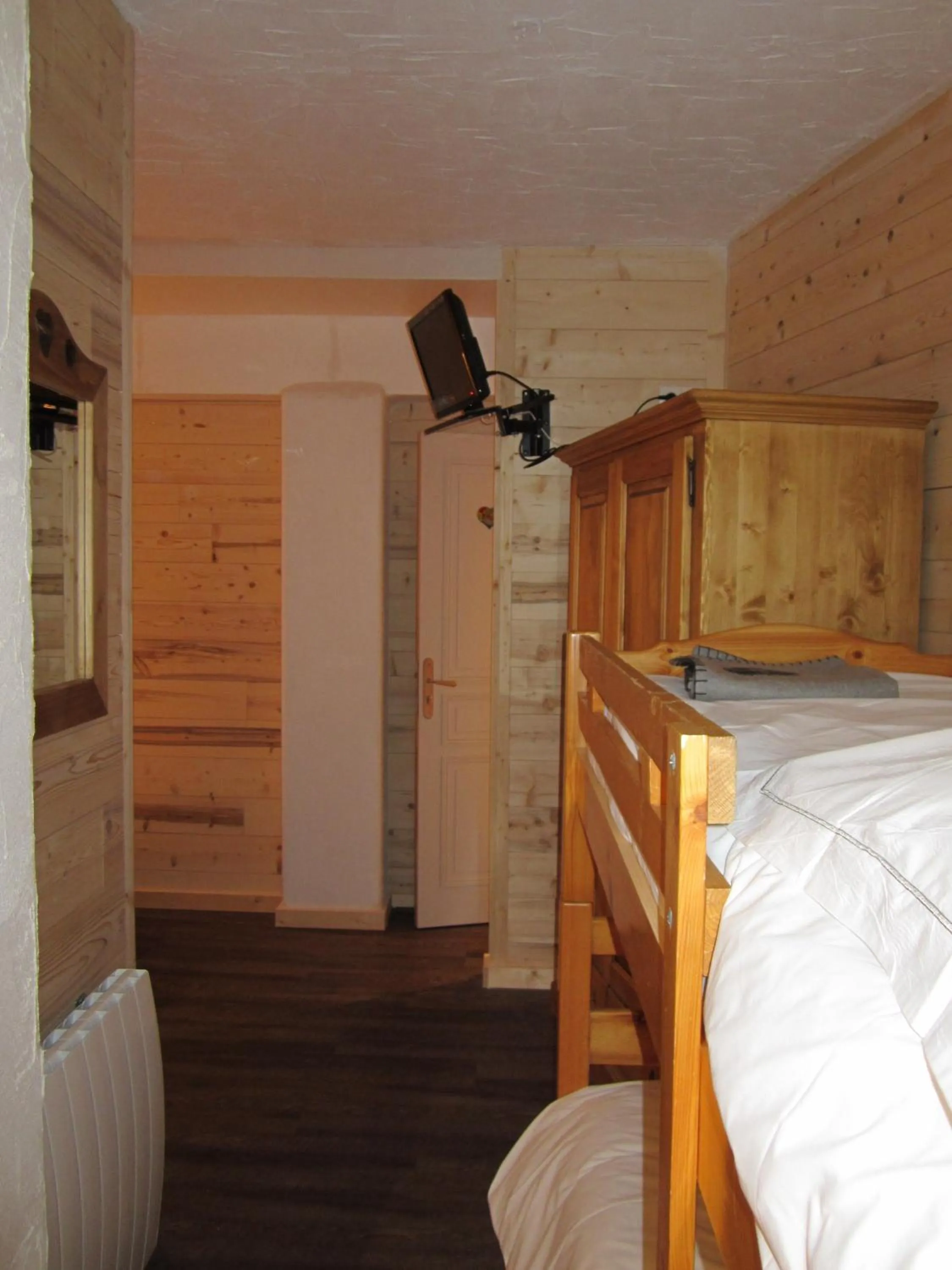 Photo of the whole room in Hôtel Chalet Le Caribou