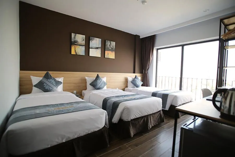 Property building, Bed in KingSales Hotel