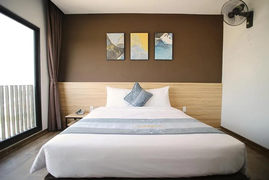 Property building, Bed in KingSales Hotel