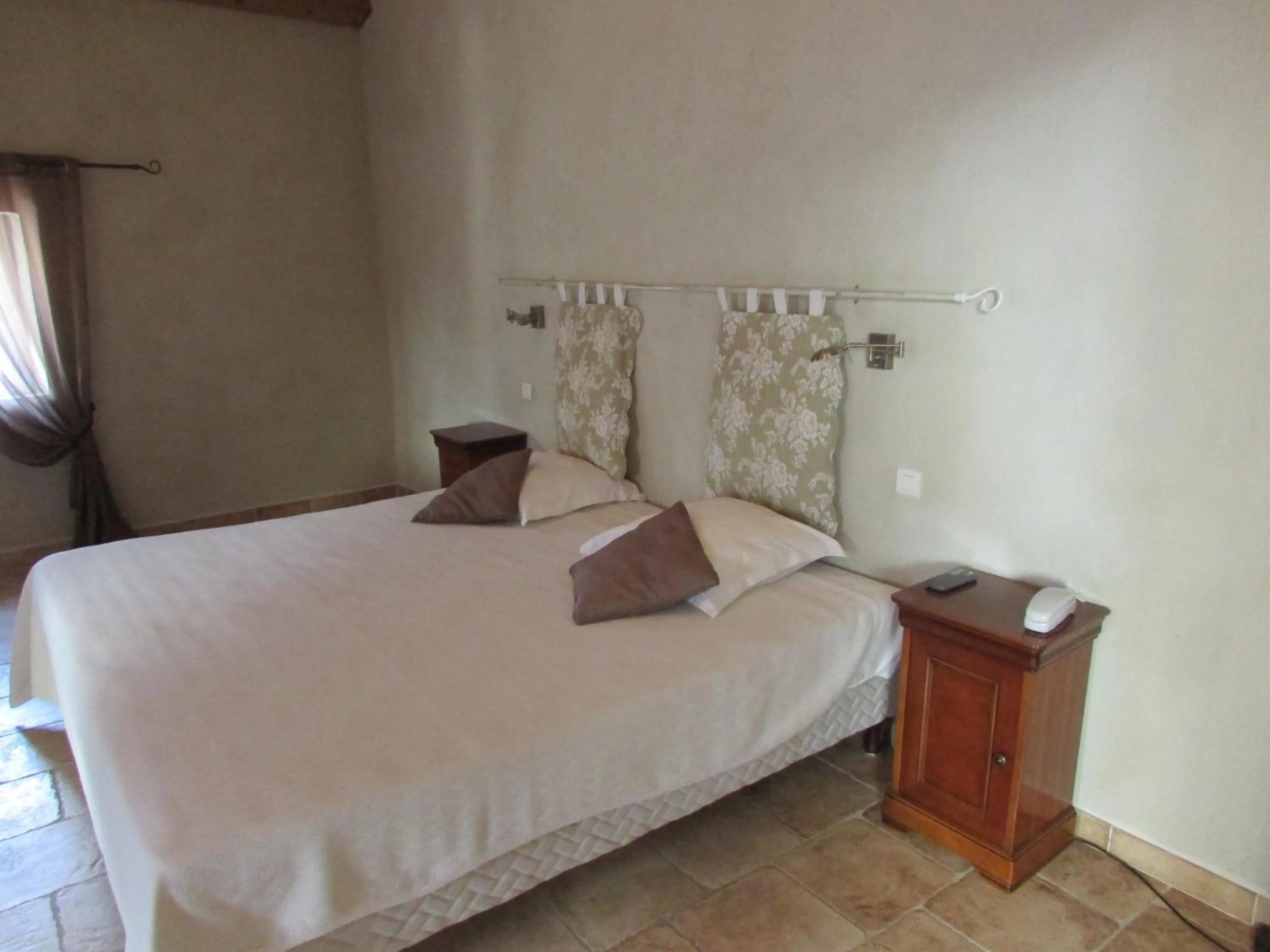 Photo of the whole room in La Bastide Des Senteurs