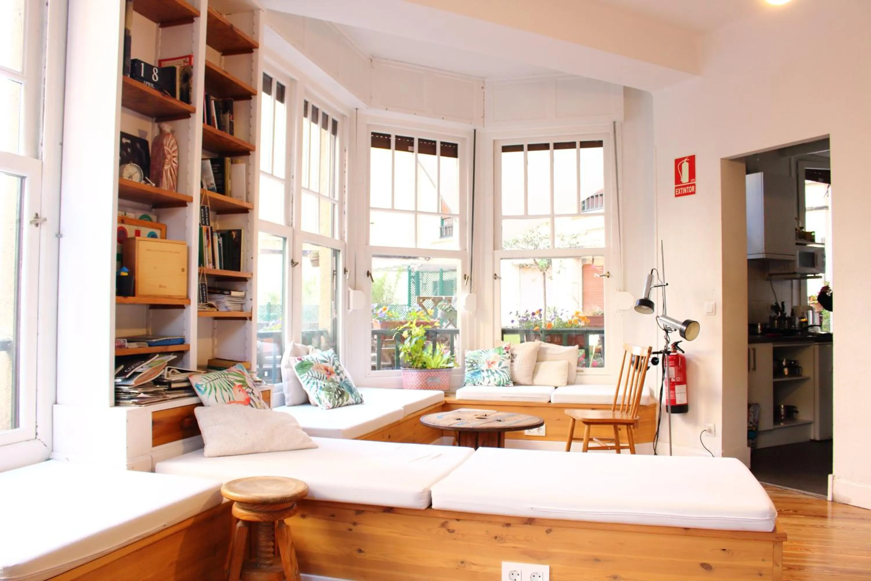 Communal lounge/ TV room in Aloha Hostel