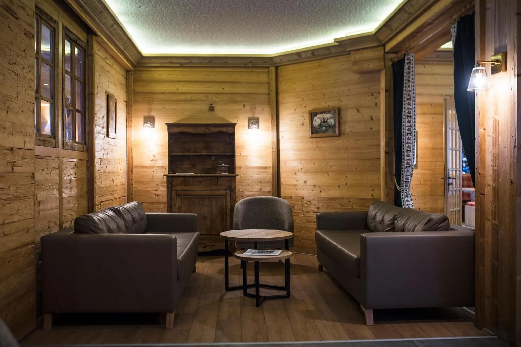 Communal lounge/ TV room in Hotel Alpen Roc