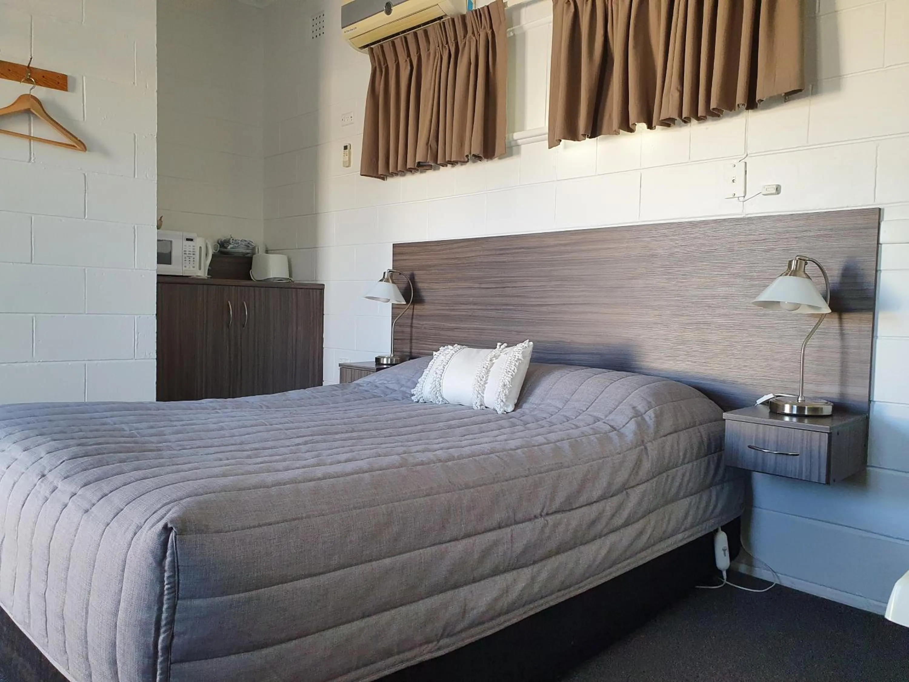 Coffee/tea facilities, Bed in Motel Riverbend