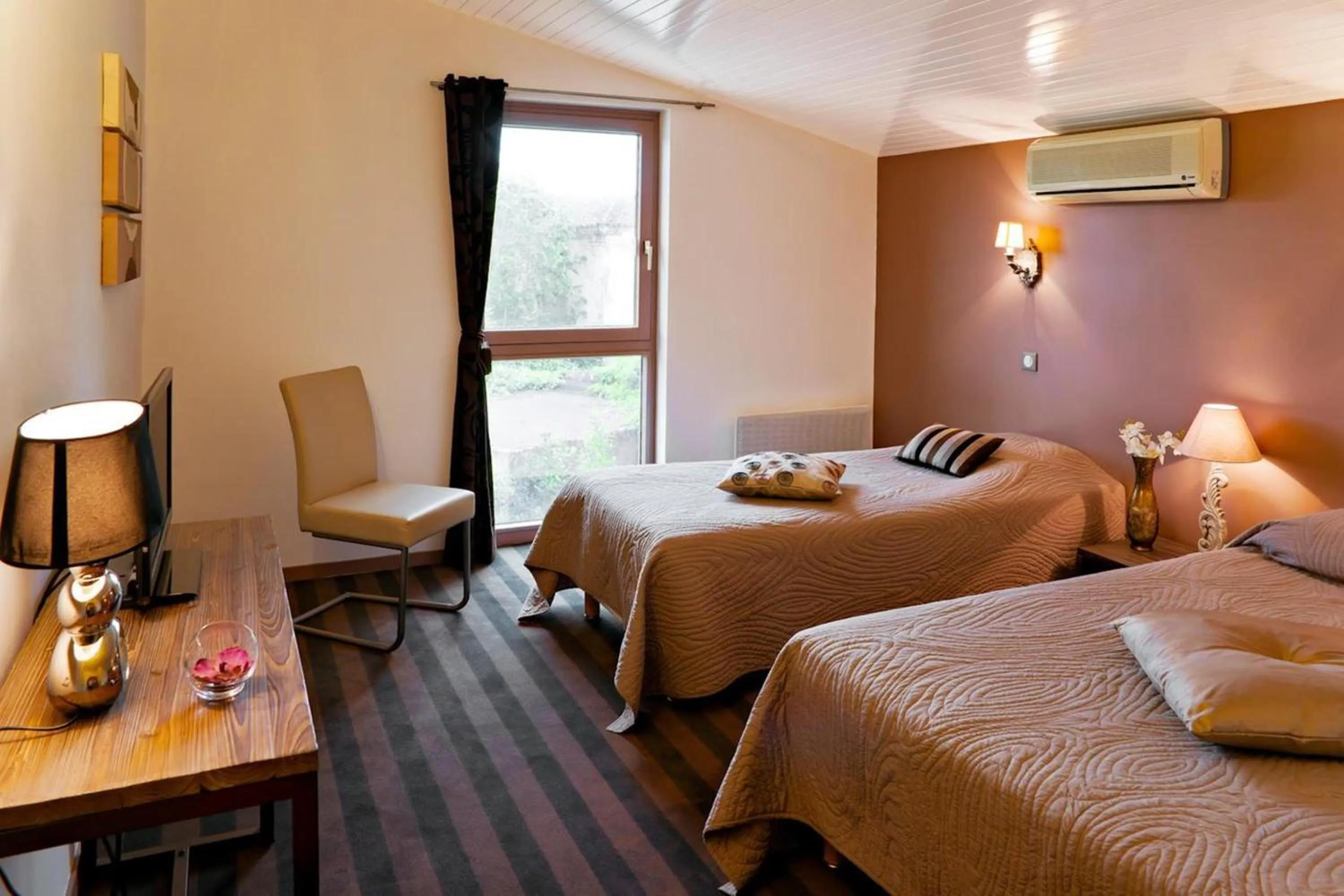 Day, Bed in Hôtel Restaurant du Château de la Tour