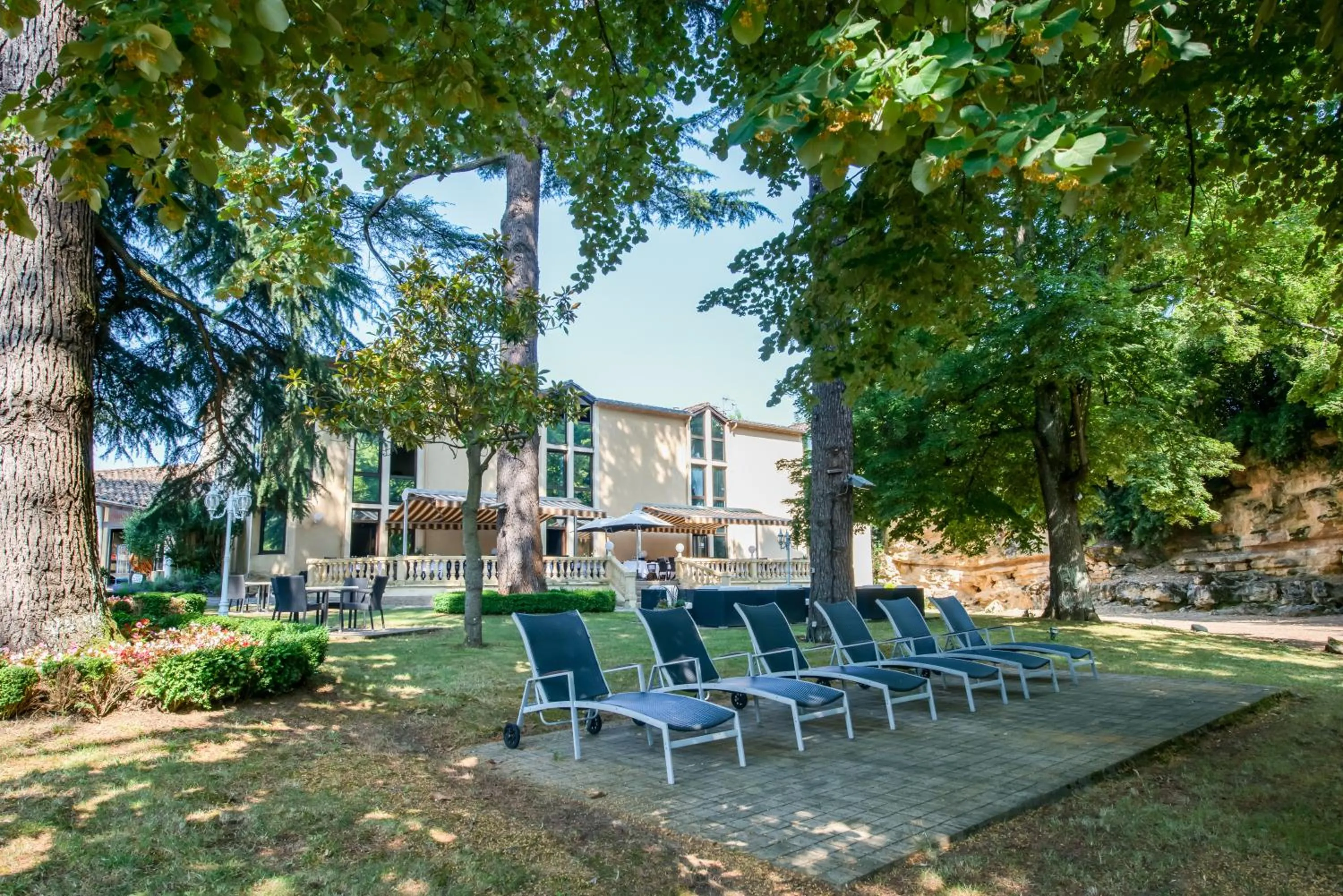 Garden in Hôtel Restaurant du Château de la Tour