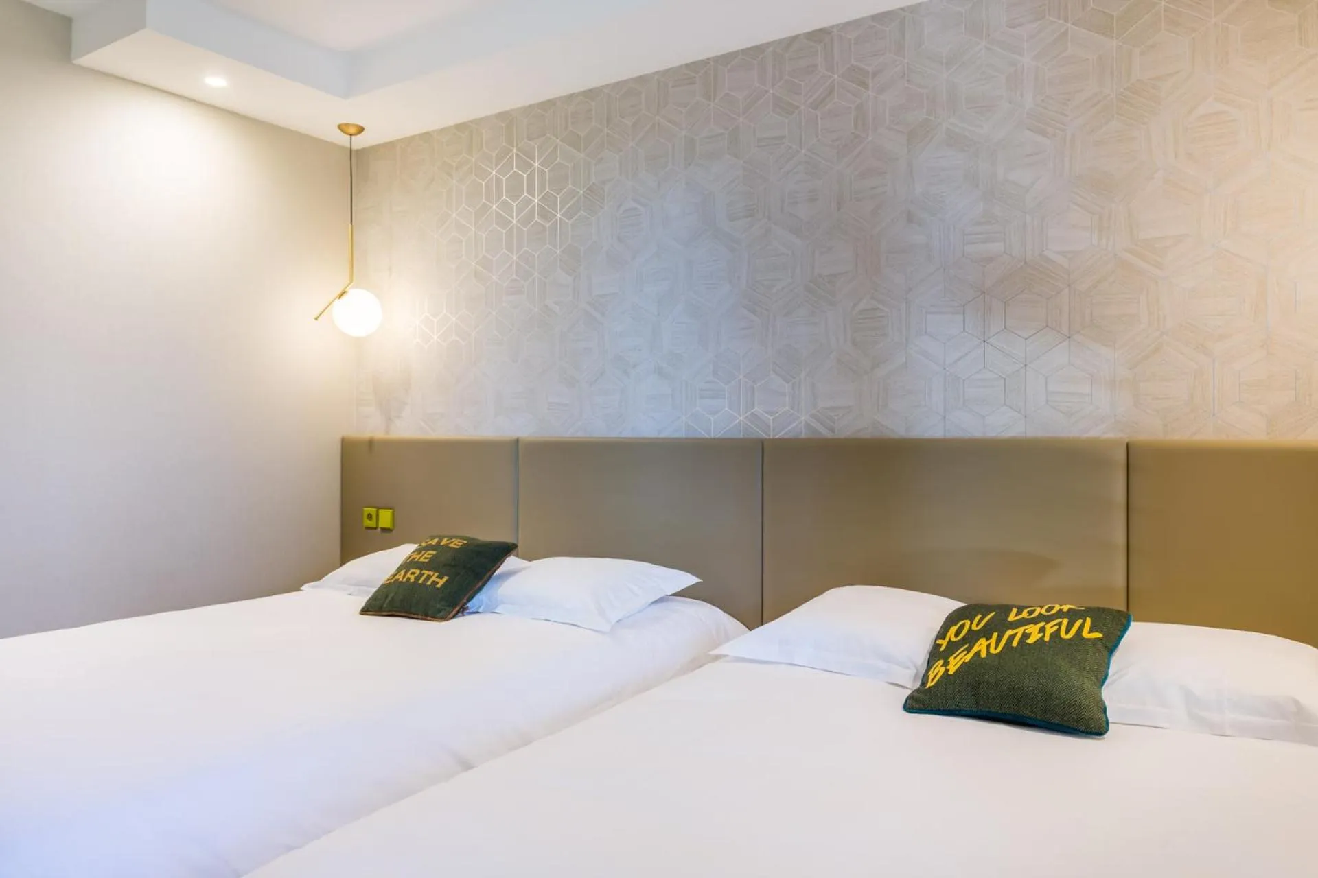 Bed in Hôtel Restaurant du Château de la Tour