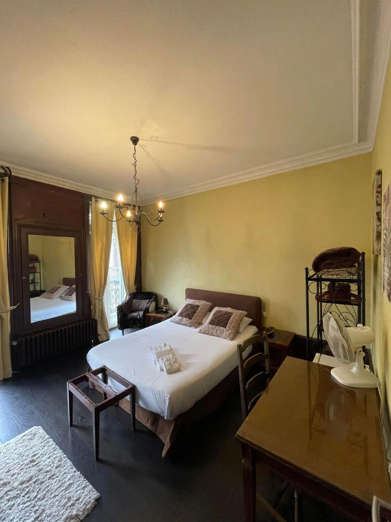 Photo of the whole room, Bed in Authentic by Balladins, Hôtel Le Carré d'Aix