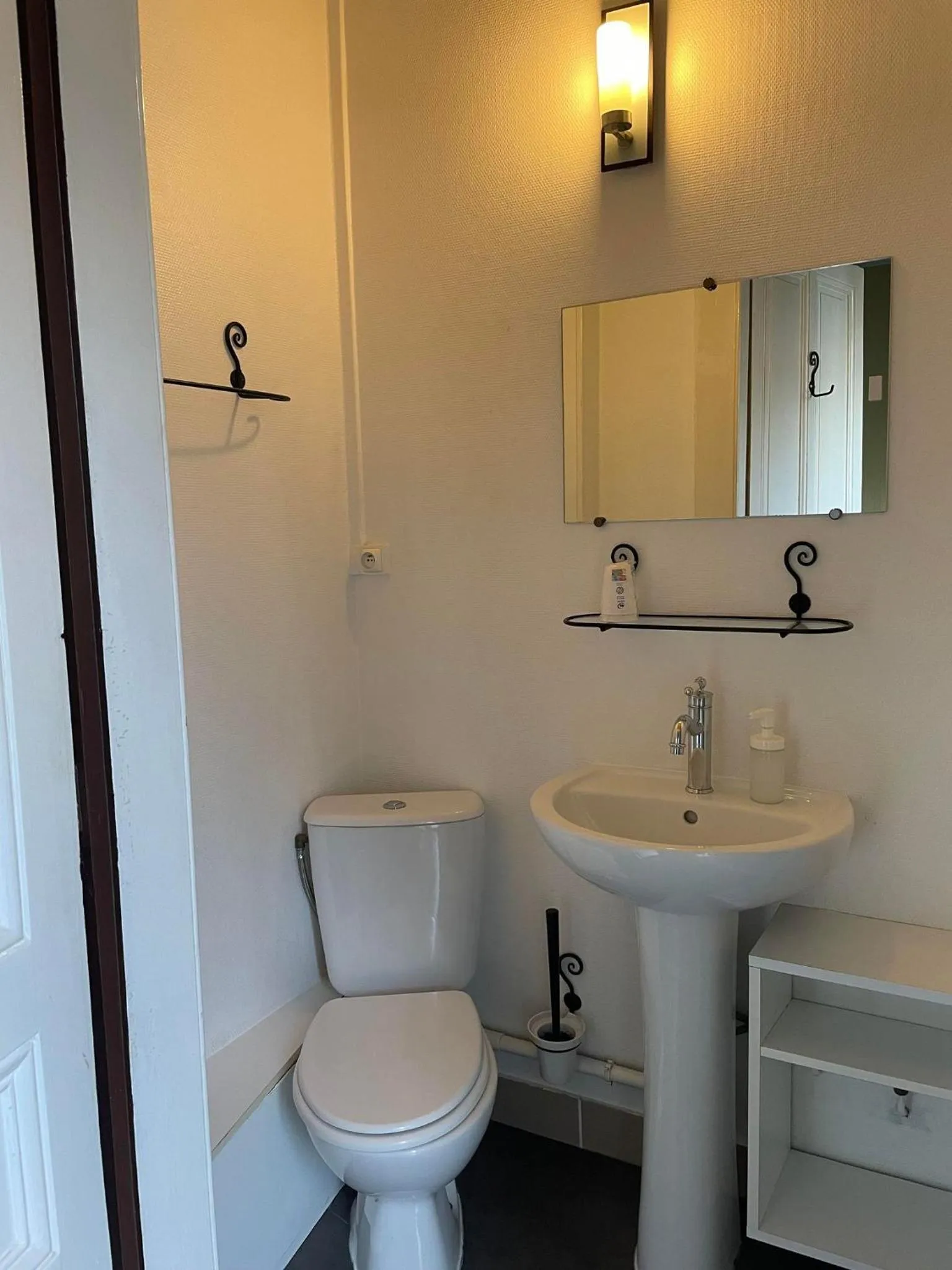 Bathroom in Authentic by Balladins, Hôtel Le Carré d'Aix