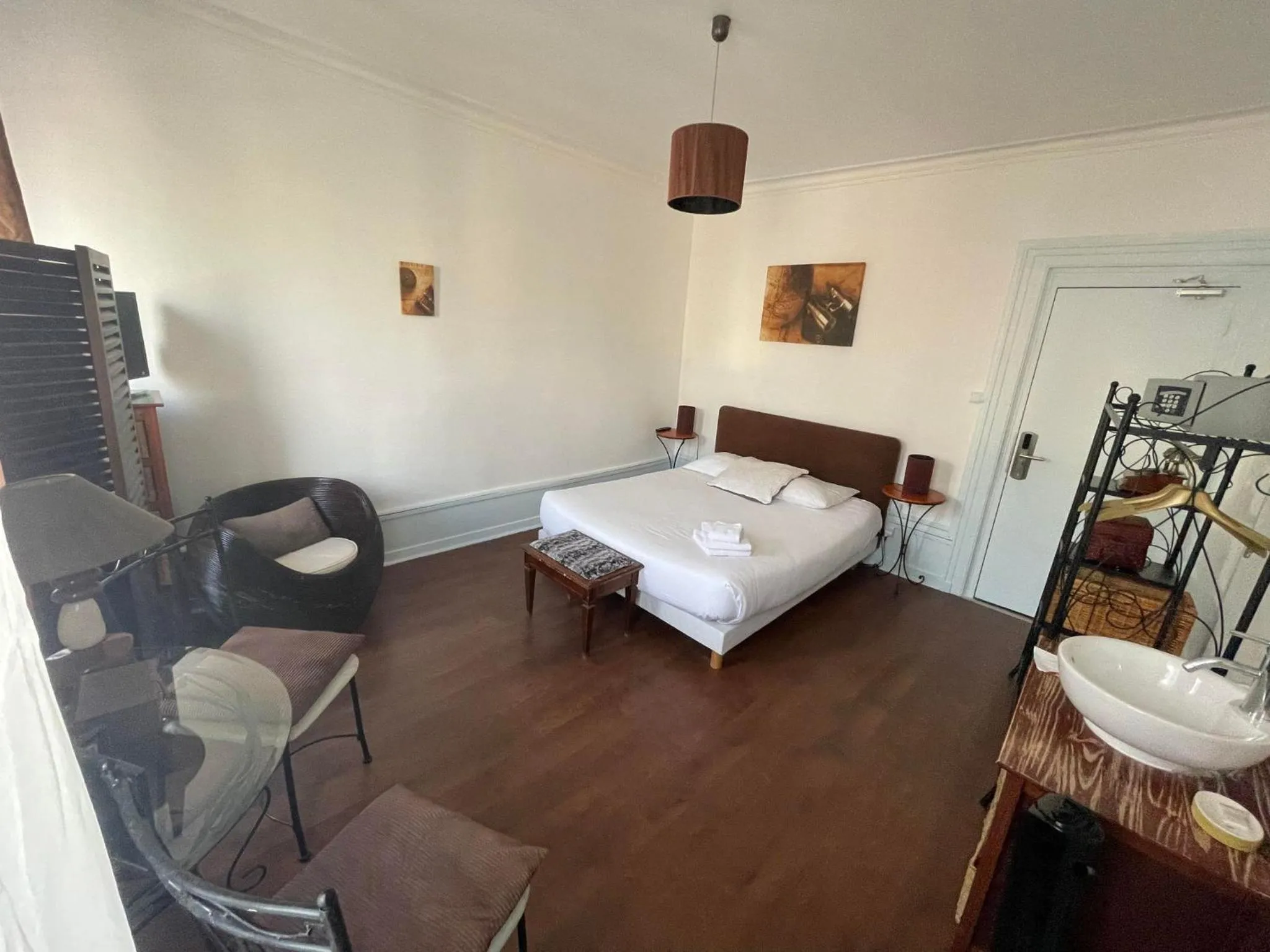 Photo of the whole room, Bed in Authentic by Balladins, Hôtel Le Carré d'Aix