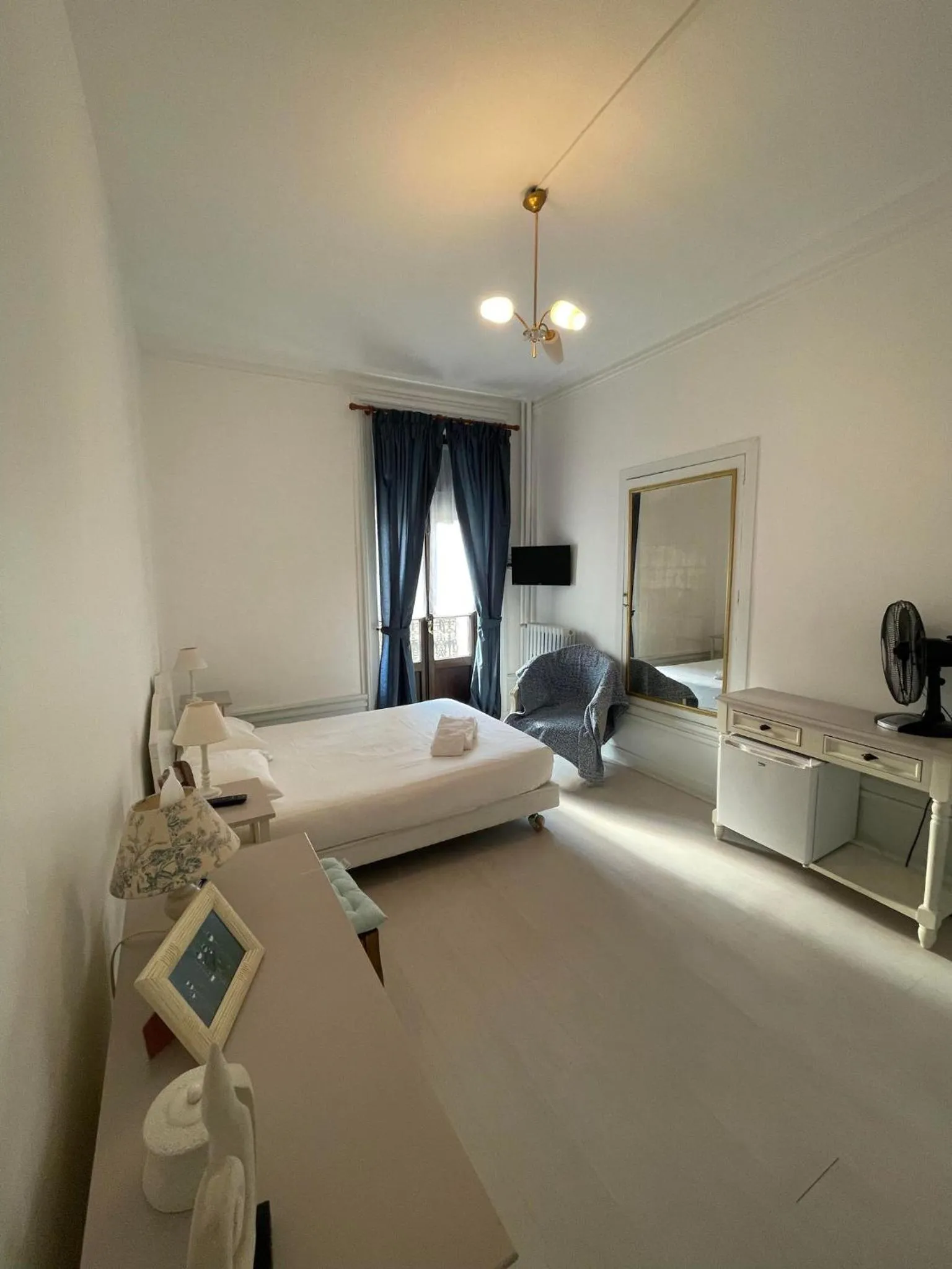 Bedroom, Bed in Authentic by Balladins, Hôtel Le Carré d'Aix