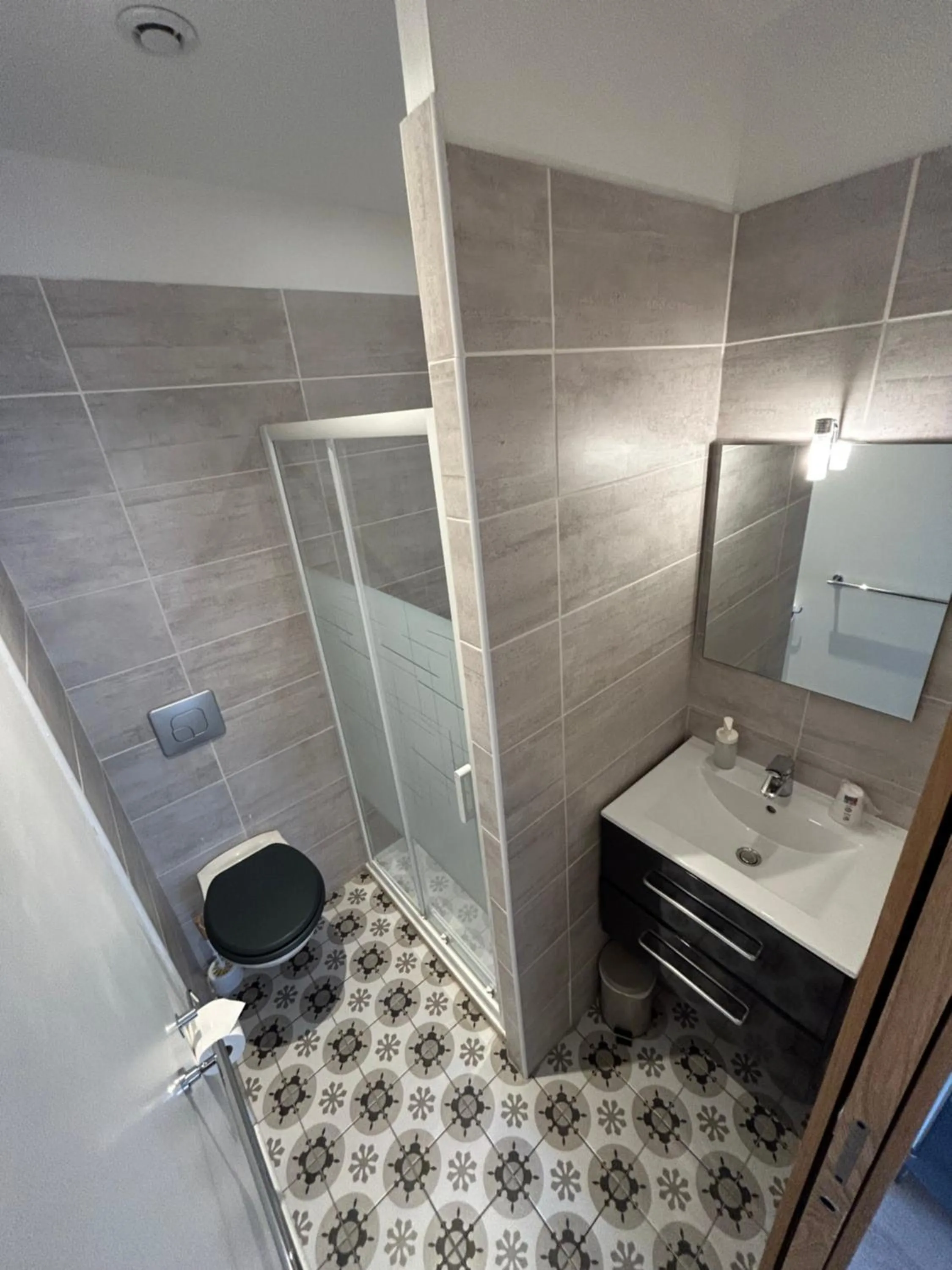 Shower in Authentic by Balladins, Hôtel Le Carré d'Aix